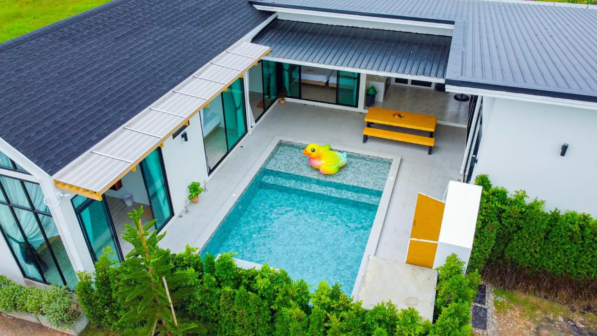 Property building in Villa Paramount 1