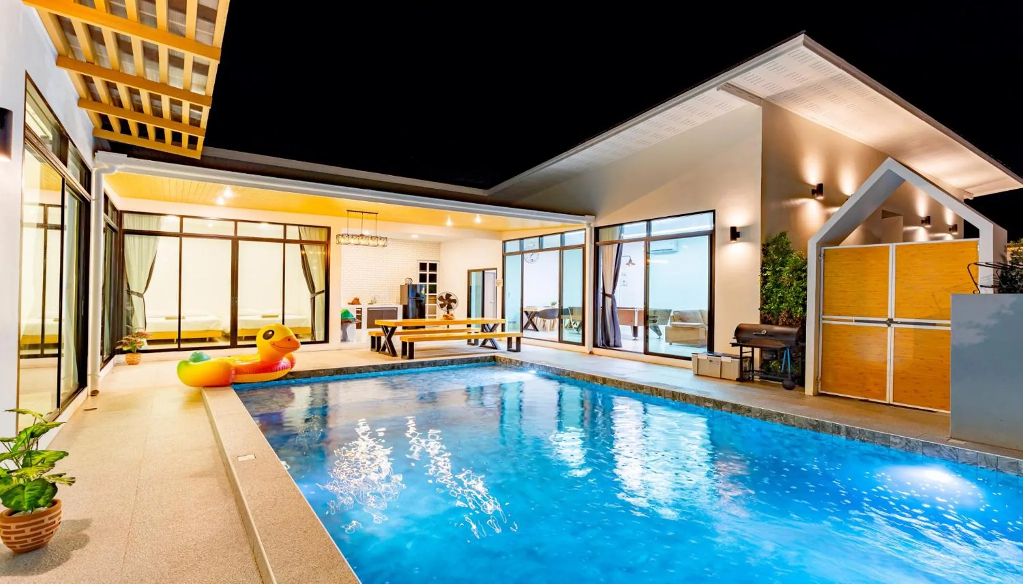 Pool view in Villa Paramount 1