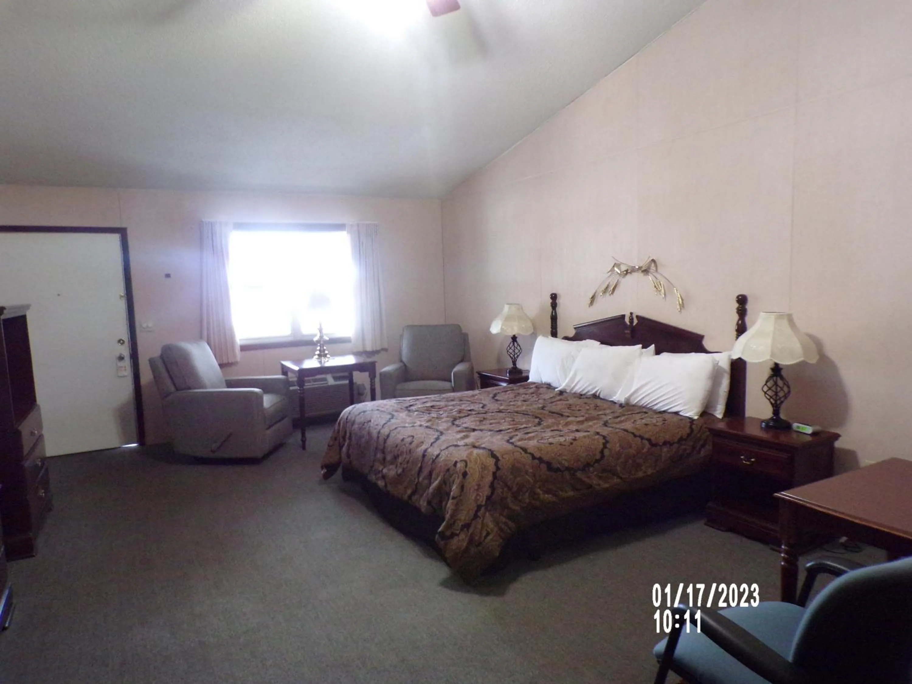 Bedroom, Bed in Longhouse Lodge Motel
