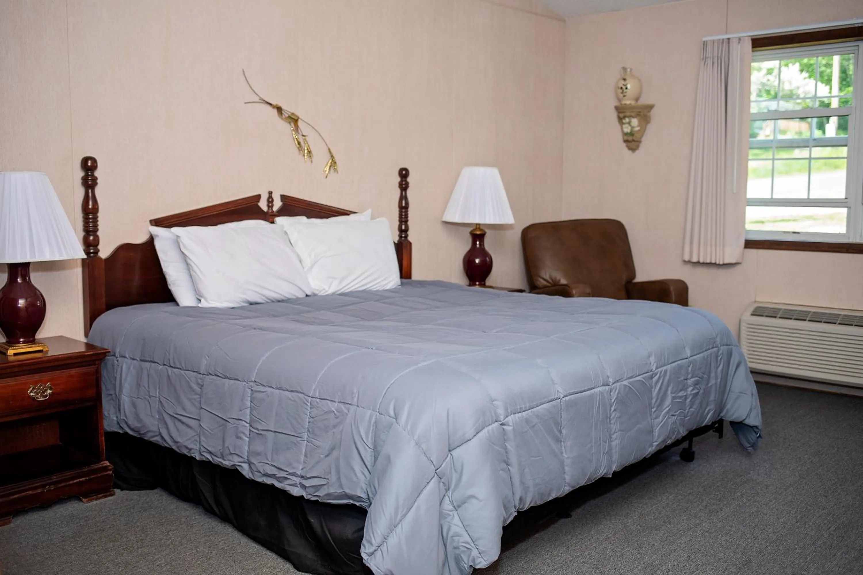 Bedroom, Bed in Longhouse Lodge Motel