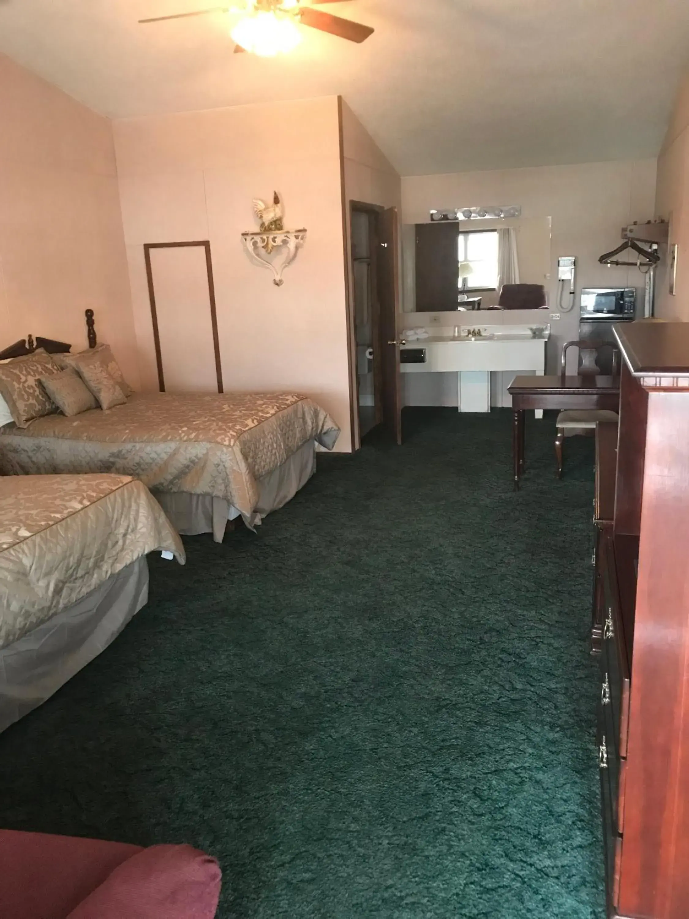 Deluxe Double Room in Longhouse Lodge Motel Deluxe Double Room in Longhouse Lodge Motel