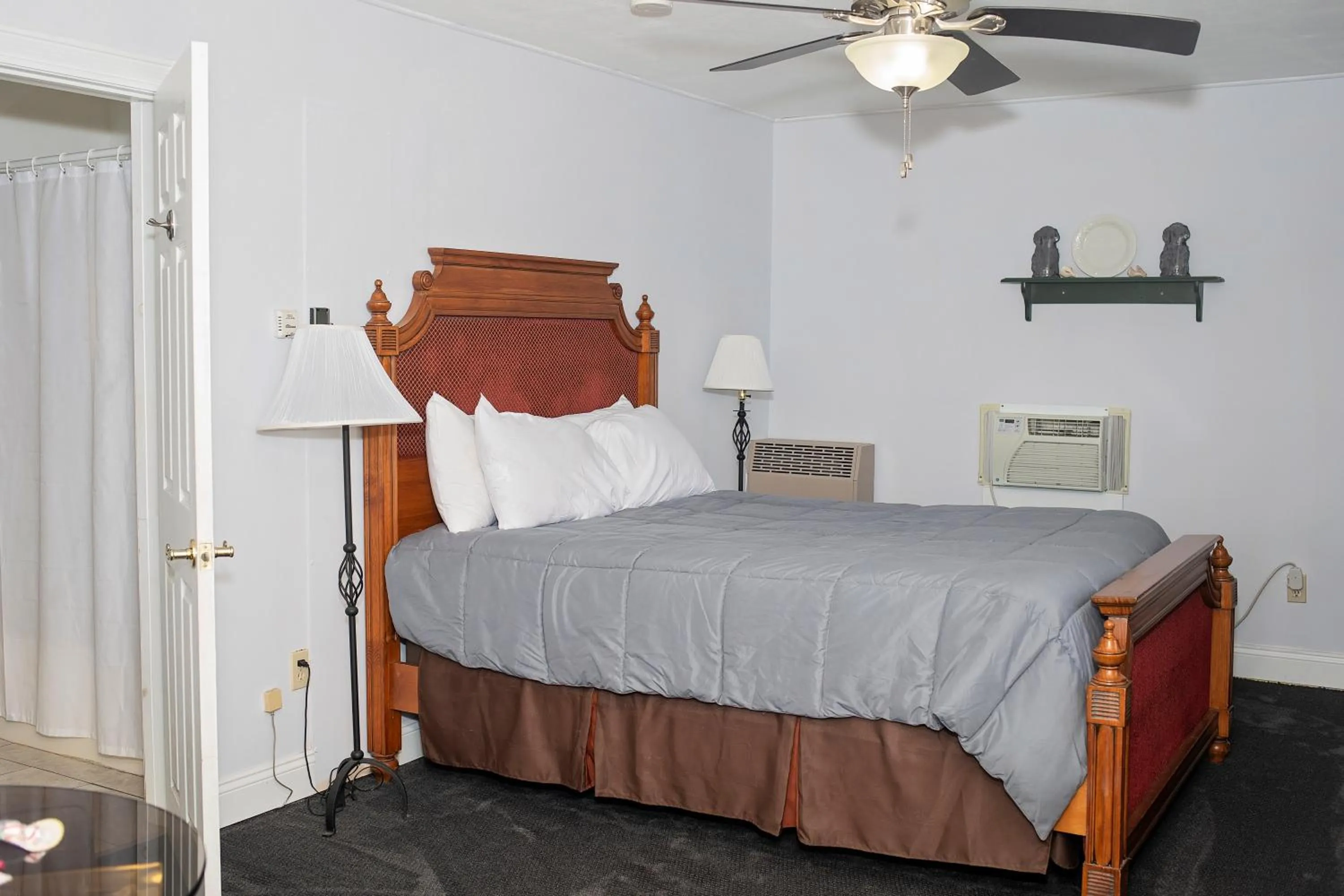 Bedroom, Bed in Longhouse Lodge Motel