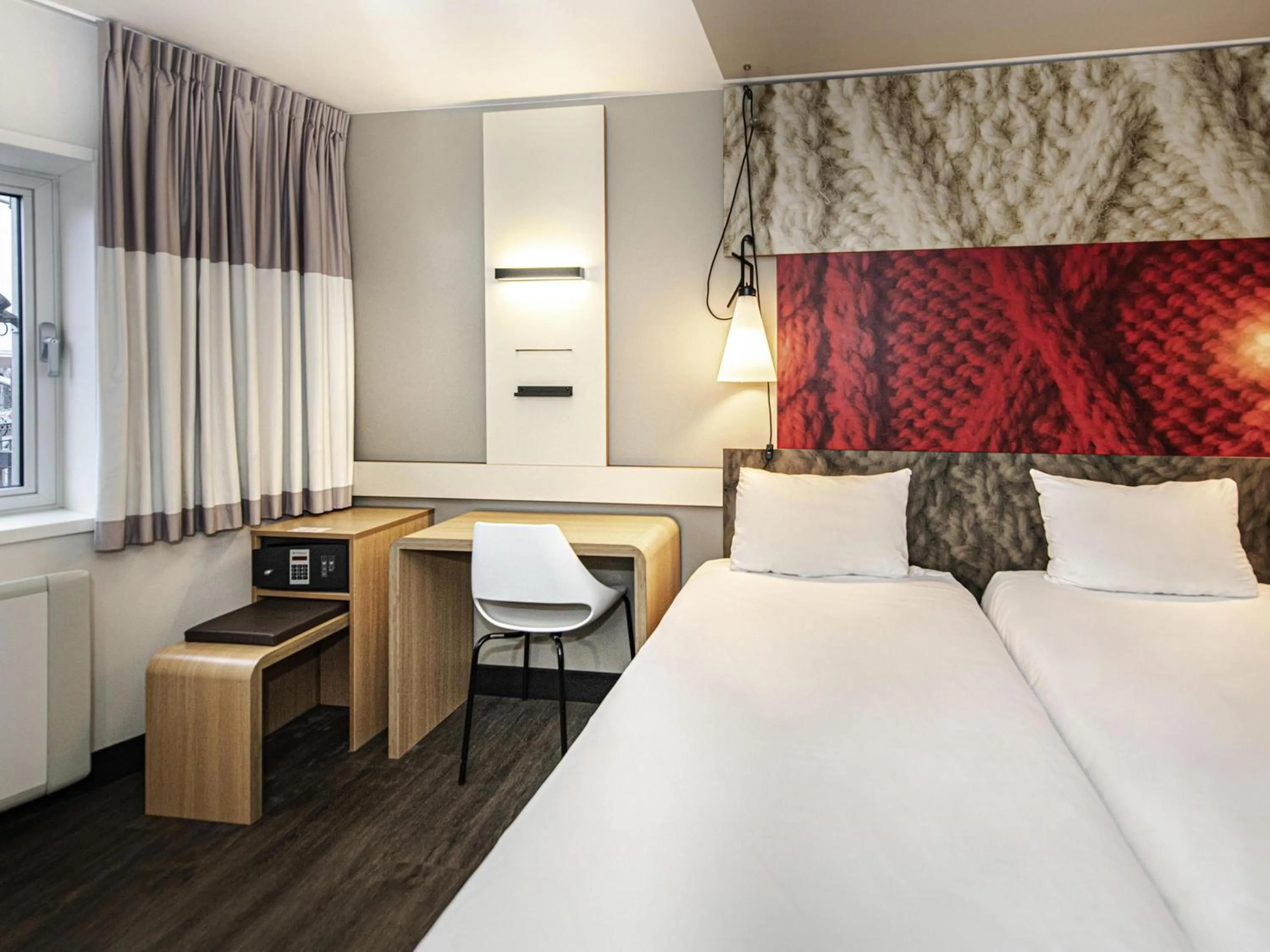 Bedroom, Bed in ibis Amsterdam Centre