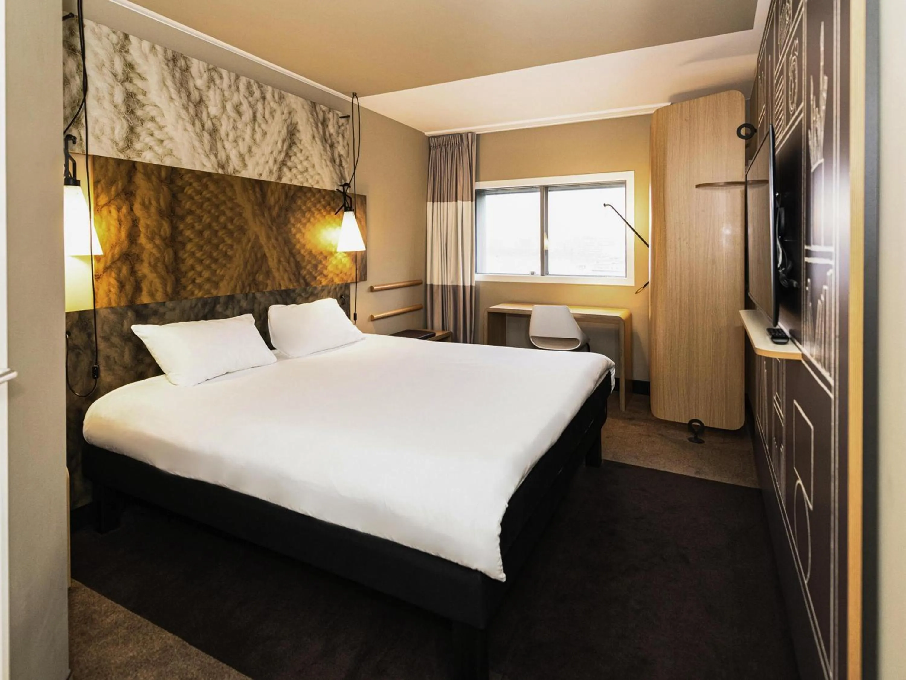 Bedroom, Bed in ibis Amsterdam Centre