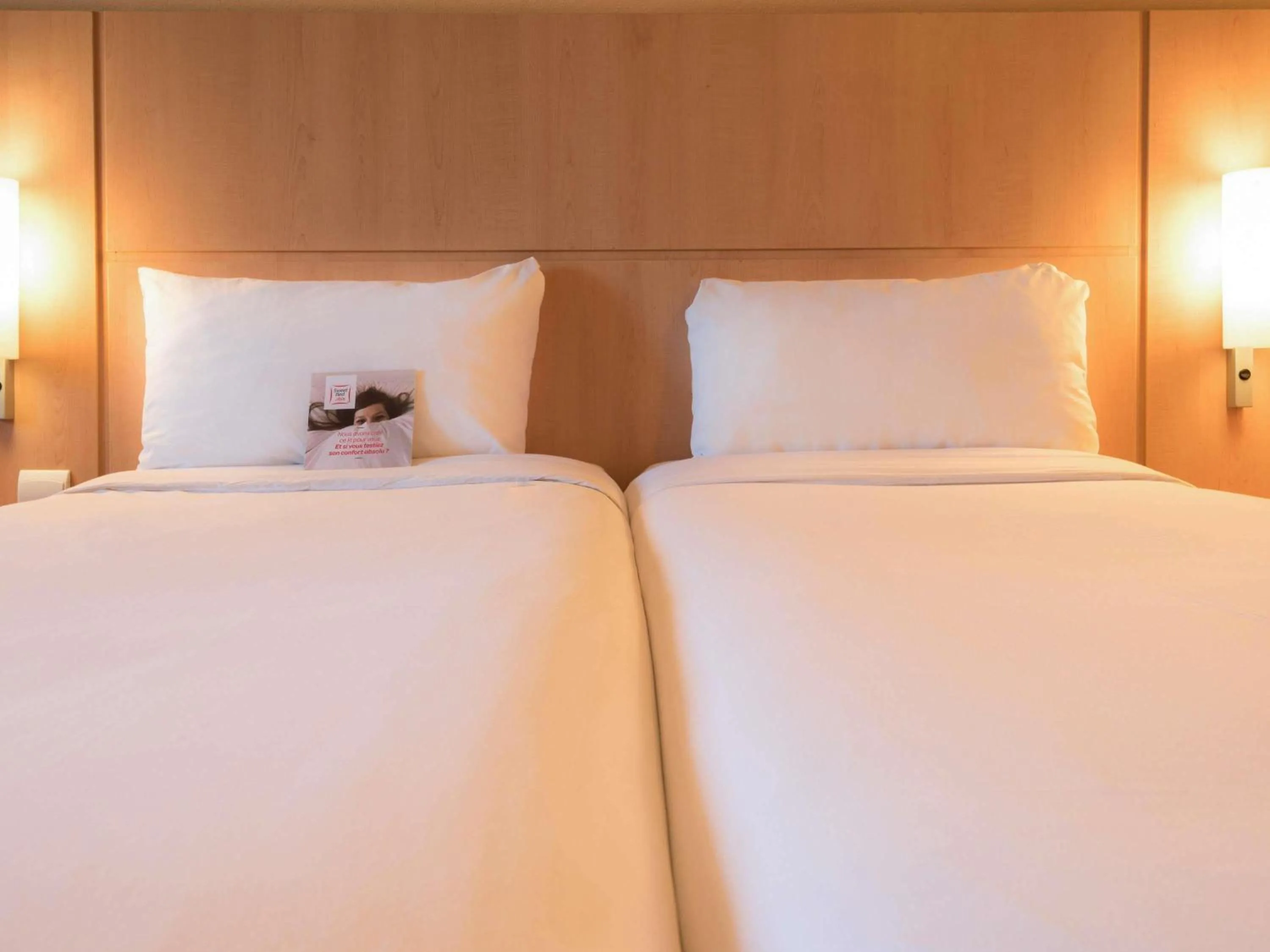 Bedroom, Bed in ibis Amsterdam Centre