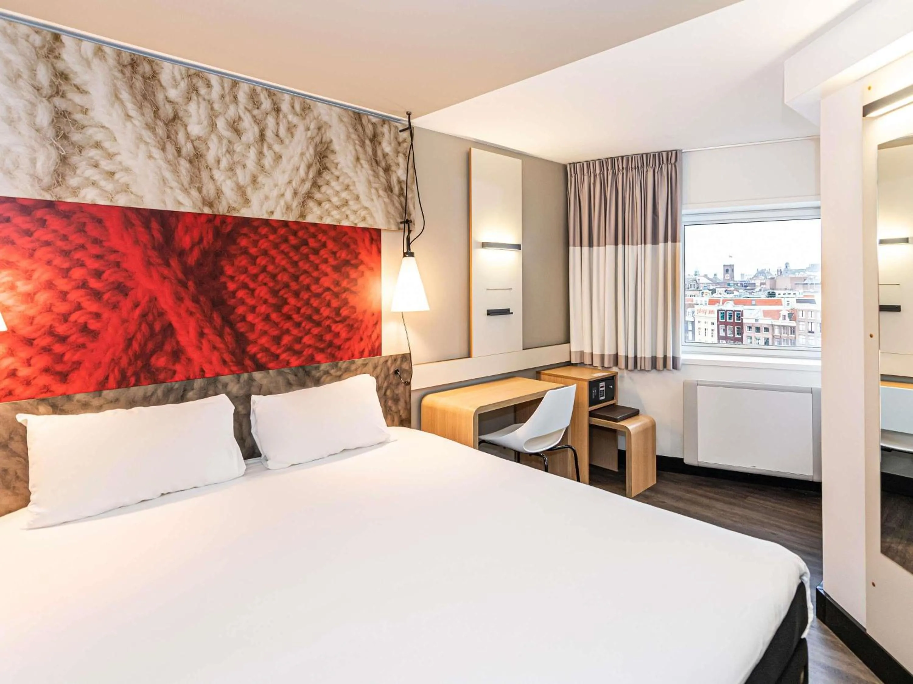 Bedroom, Bed in ibis Amsterdam Centre