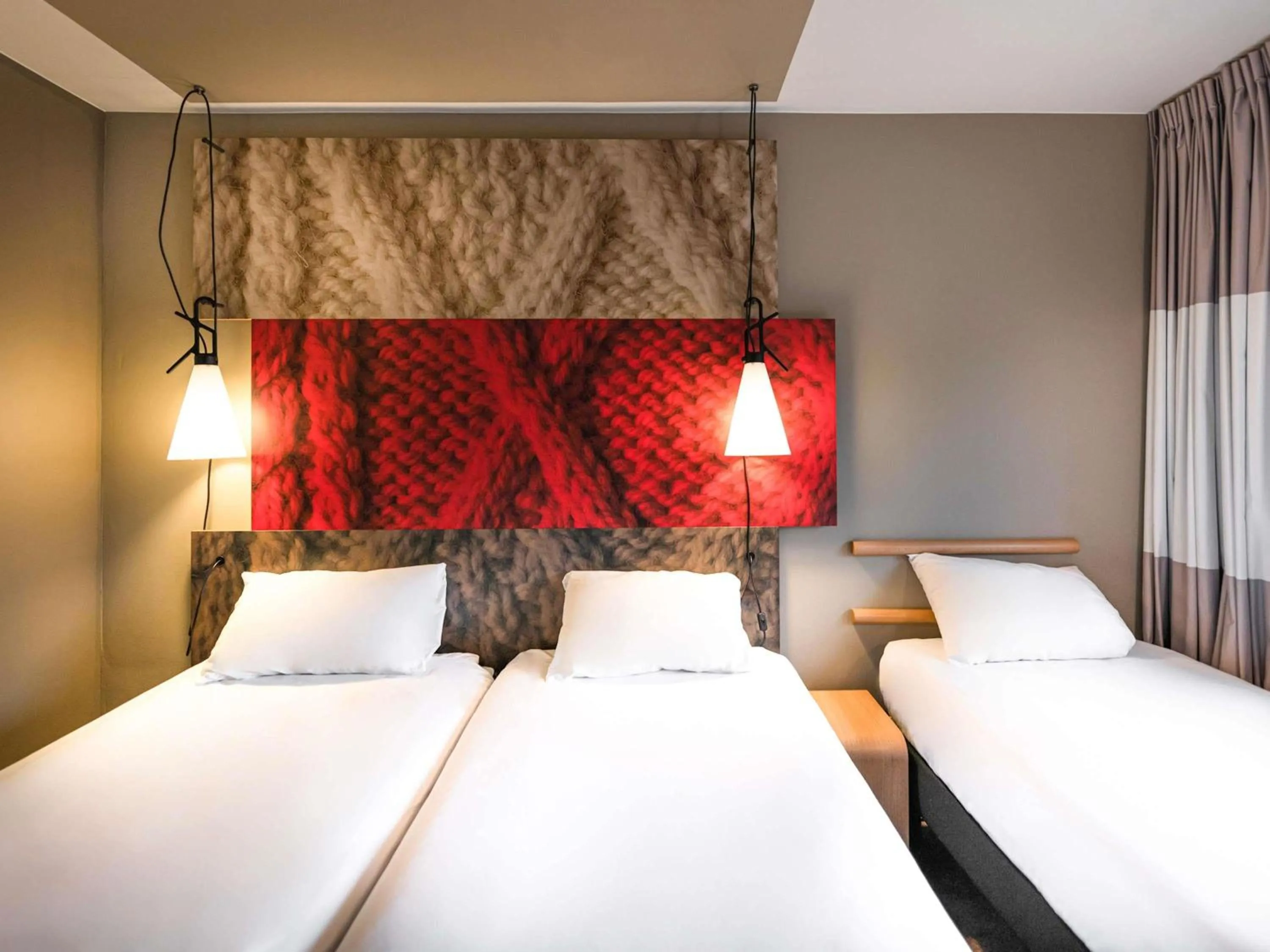 Bedroom, Bed in ibis Amsterdam Centre