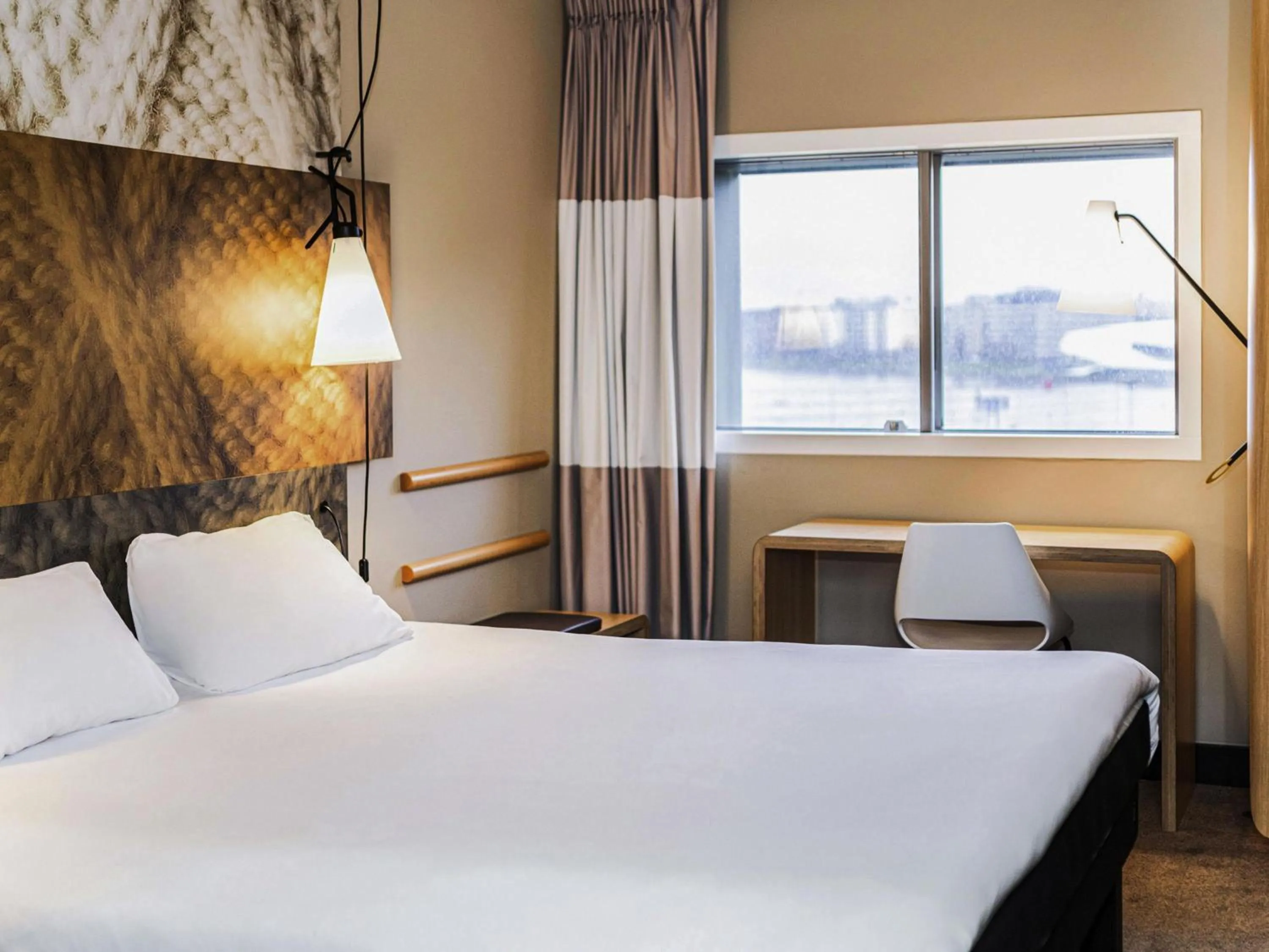 Bedroom, Bed in ibis Amsterdam Centre