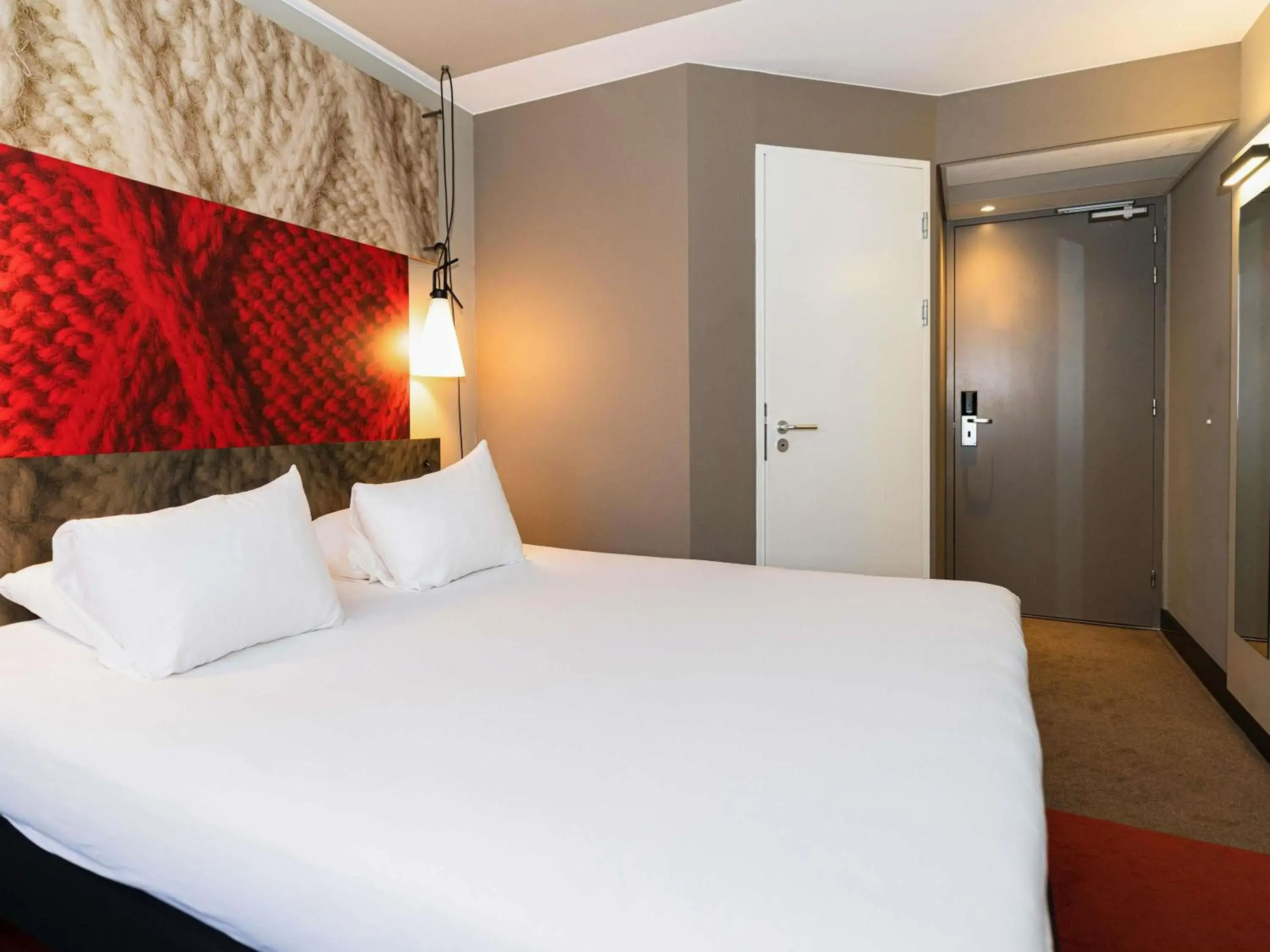 Bedroom, Bed in ibis Amsterdam Centre Bedroom, Bed in ibis Amsterdam Centre