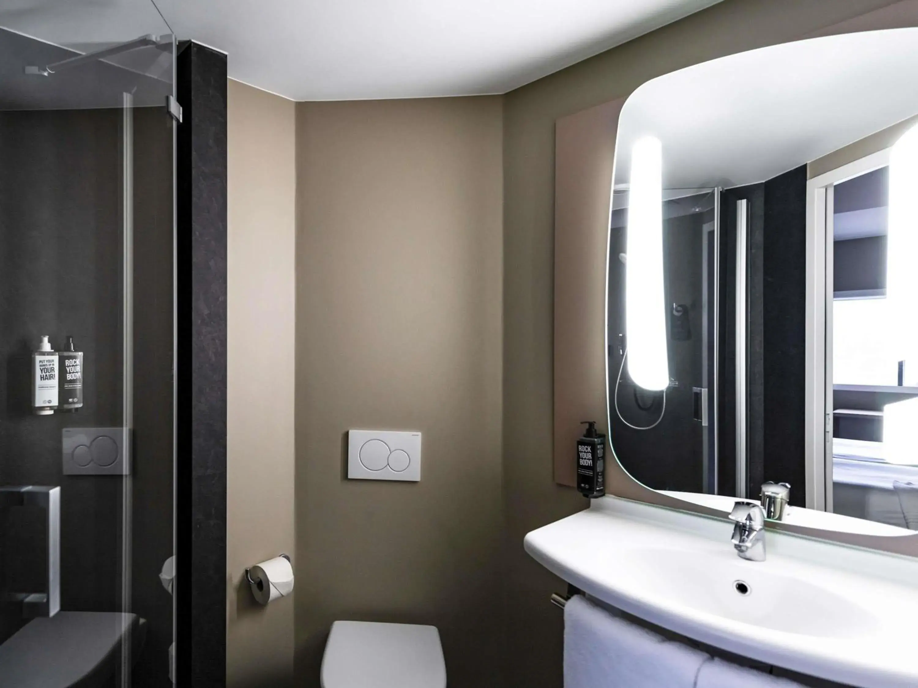 Bedroom in ibis Amsterdam Centre Bedroom in ibis Amsterdam Centre