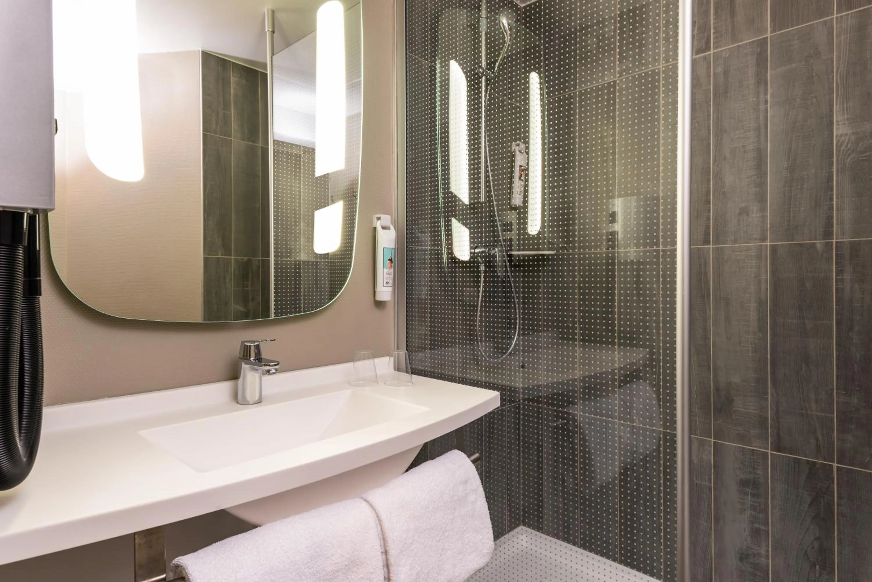 Bathroom in ibis Amsterdam Centre