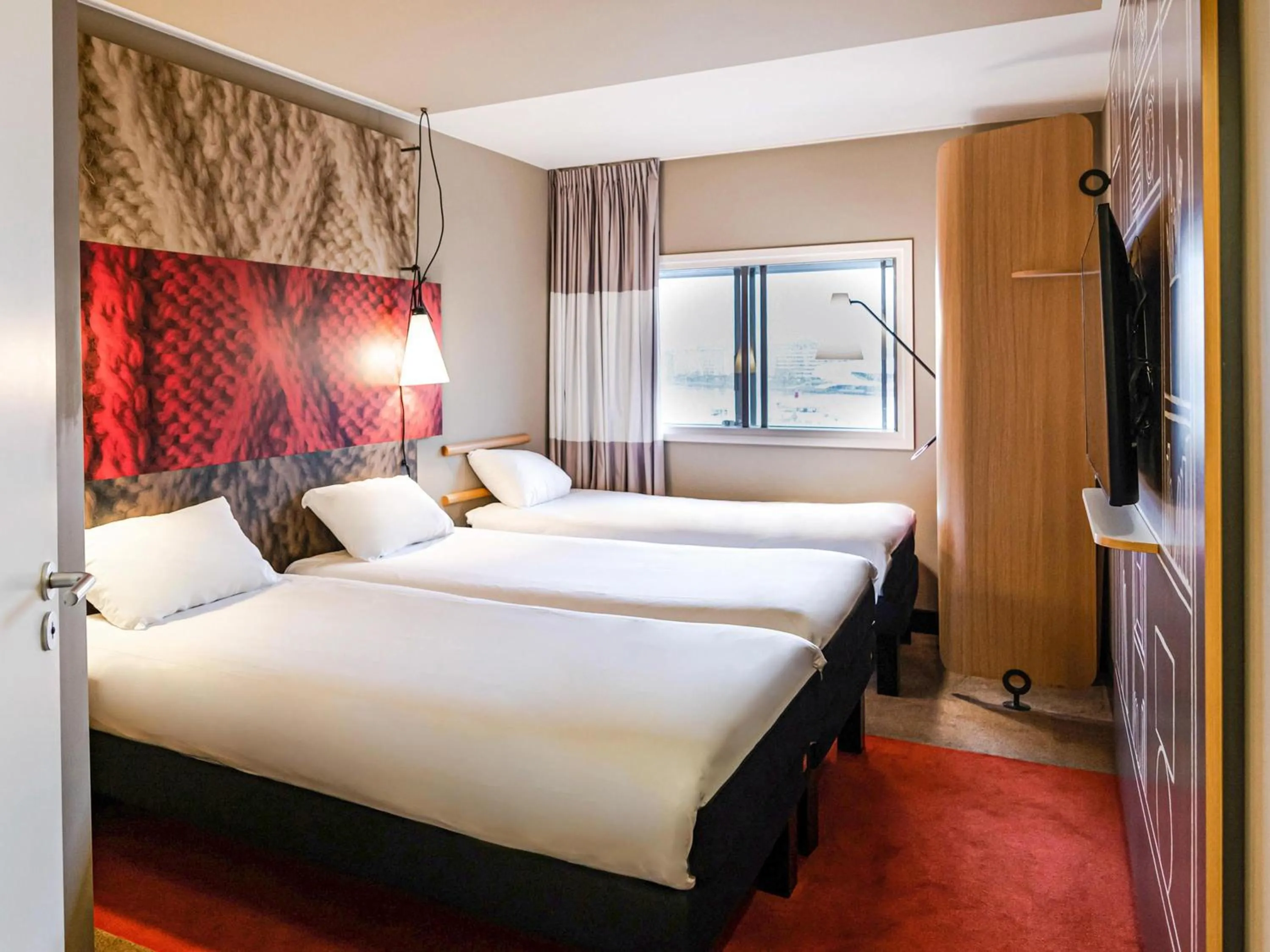 Bedroom, Bed in ibis Amsterdam Centre