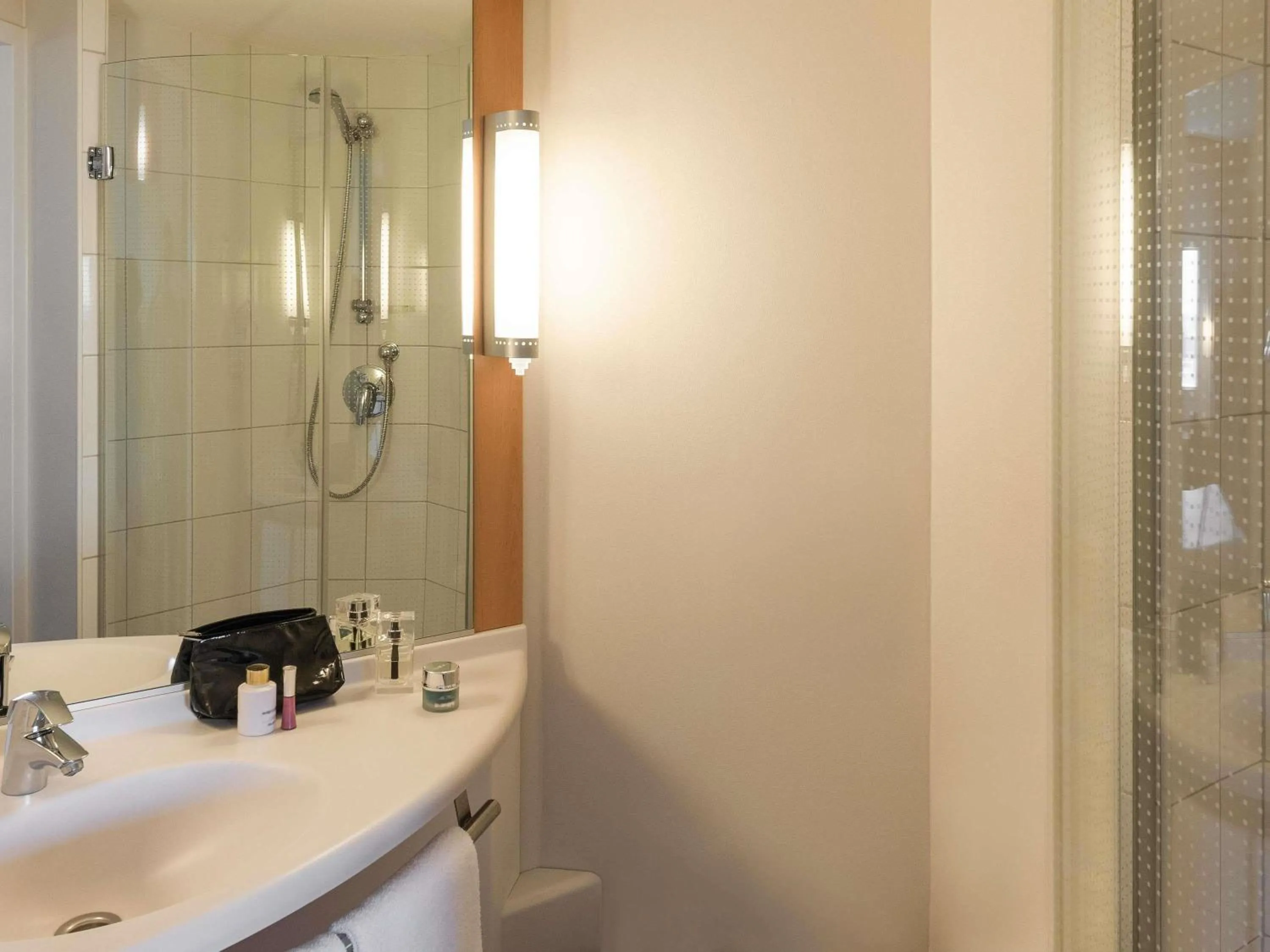 Bedroom in ibis Amsterdam Centre