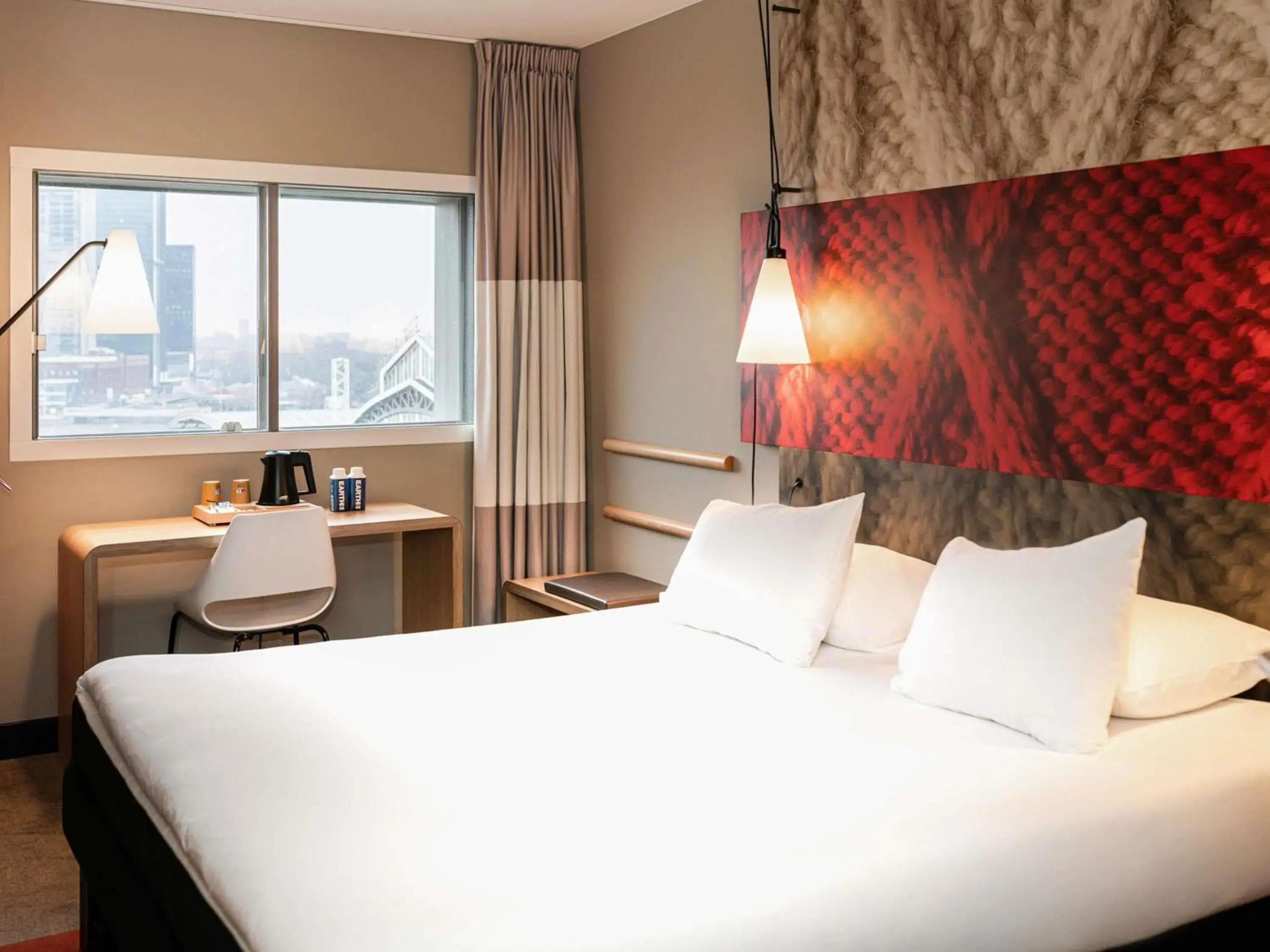 Property building, Bed in ibis Amsterdam Centre Property building, Bed in ibis Amsterdam Centre