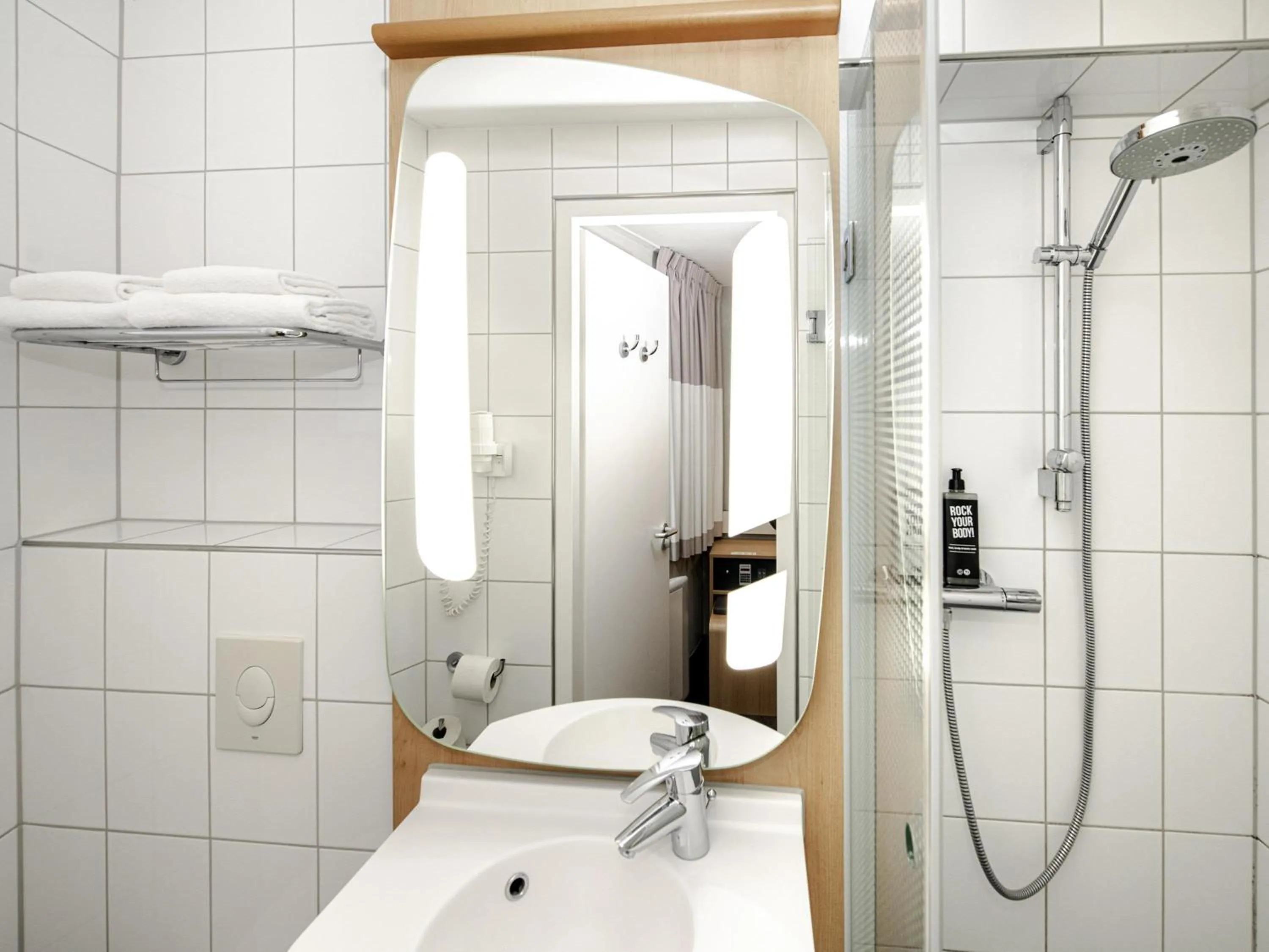 Bedroom in ibis Amsterdam Centre