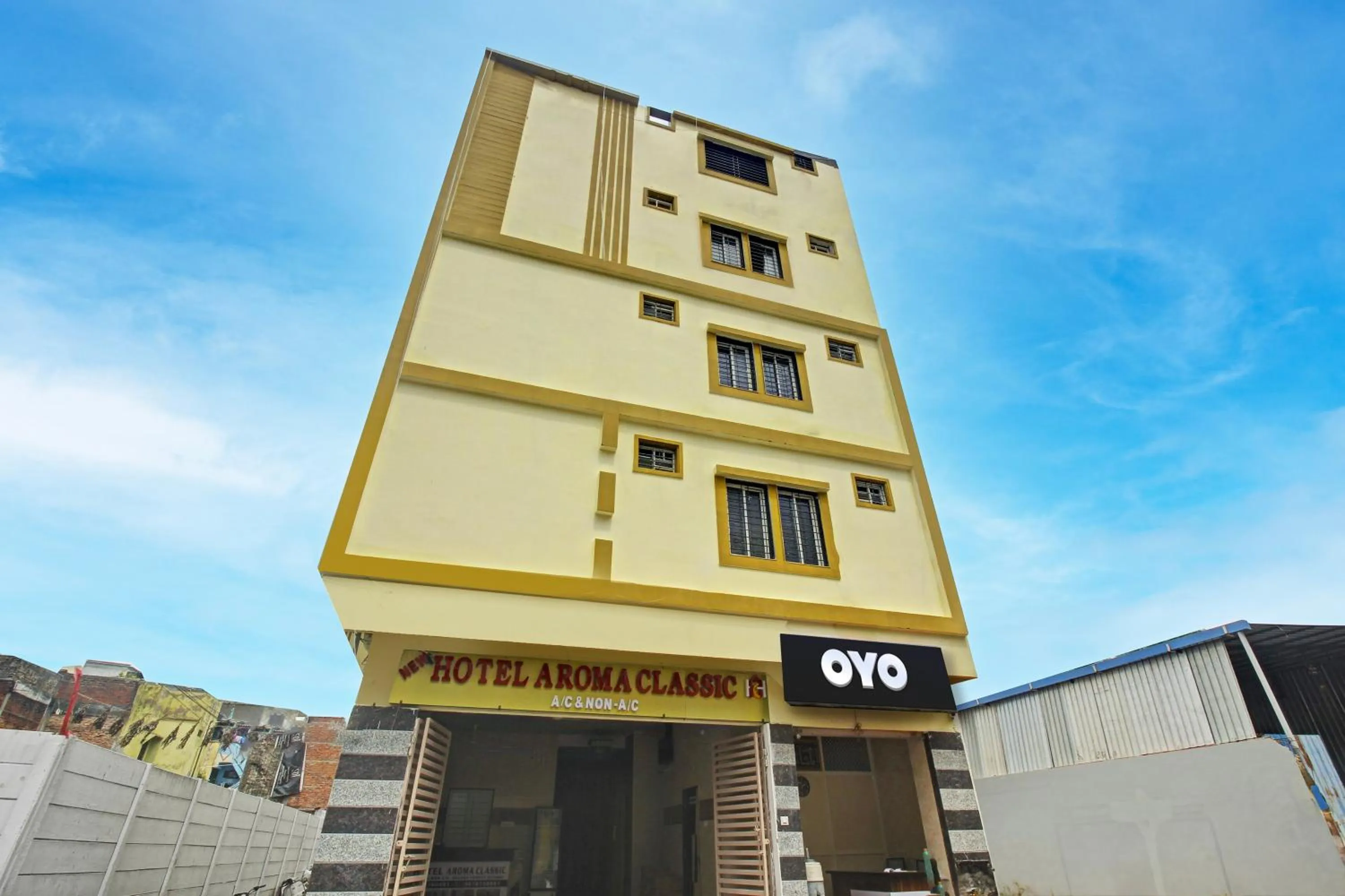 Facade/entrance in Hotel O New Hotel Aroma Classic