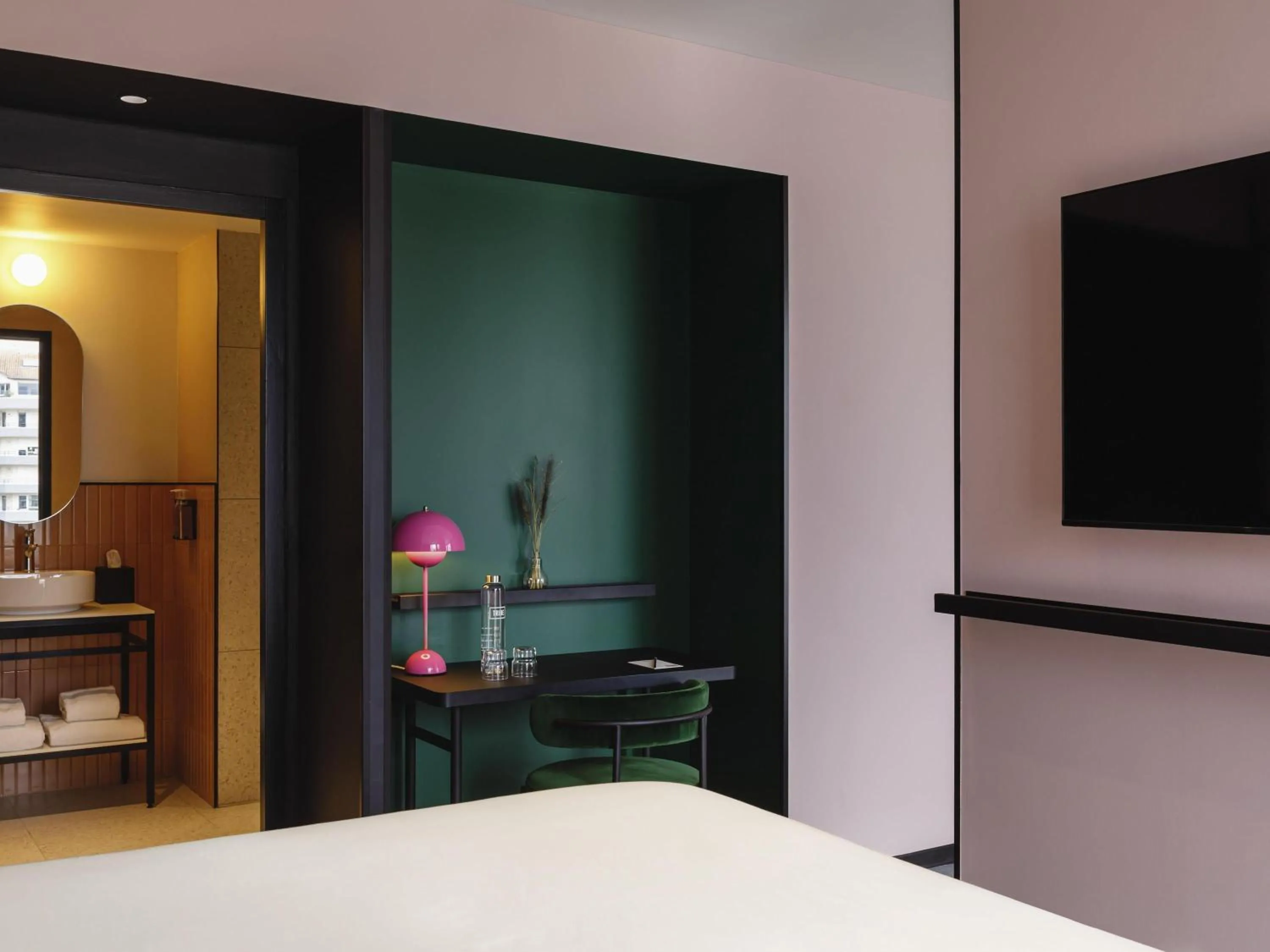 Photo of the whole room, Bed in TRIBE Lyon Croix Rousse