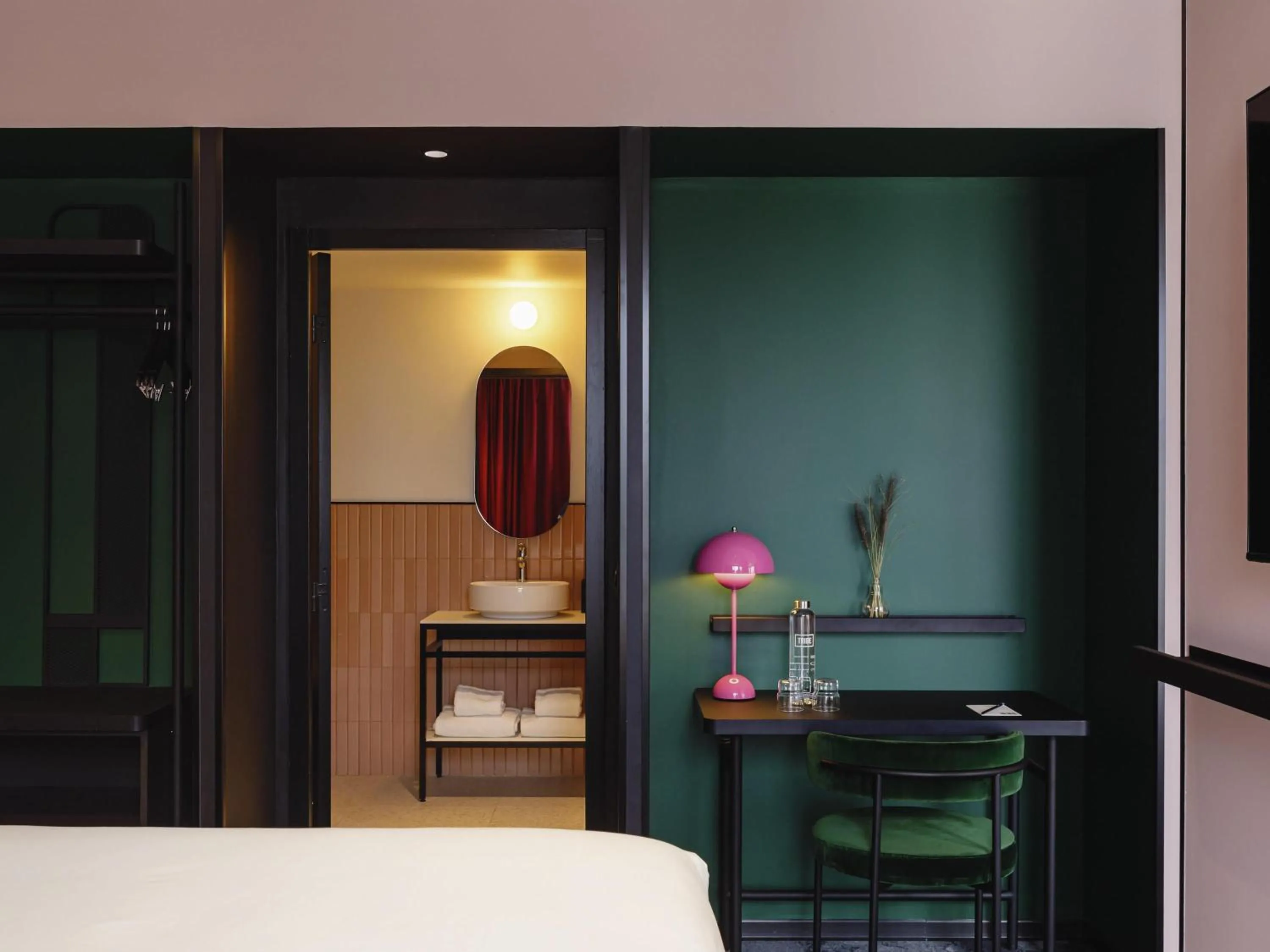 Photo of the whole room, Bed in TRIBE Lyon Croix Rousse