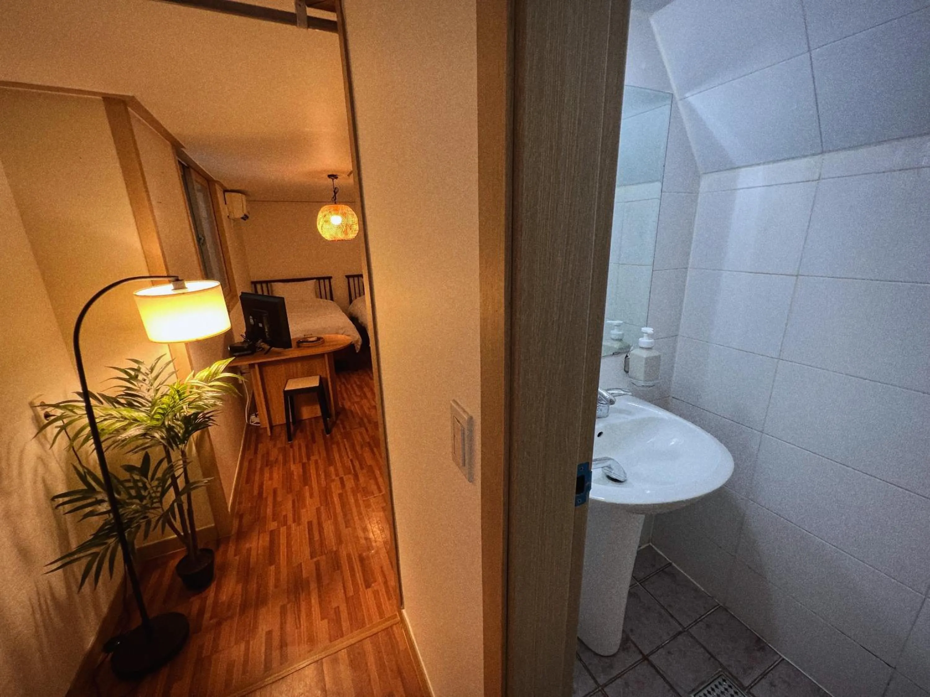 Shower in Jnineguesthouse