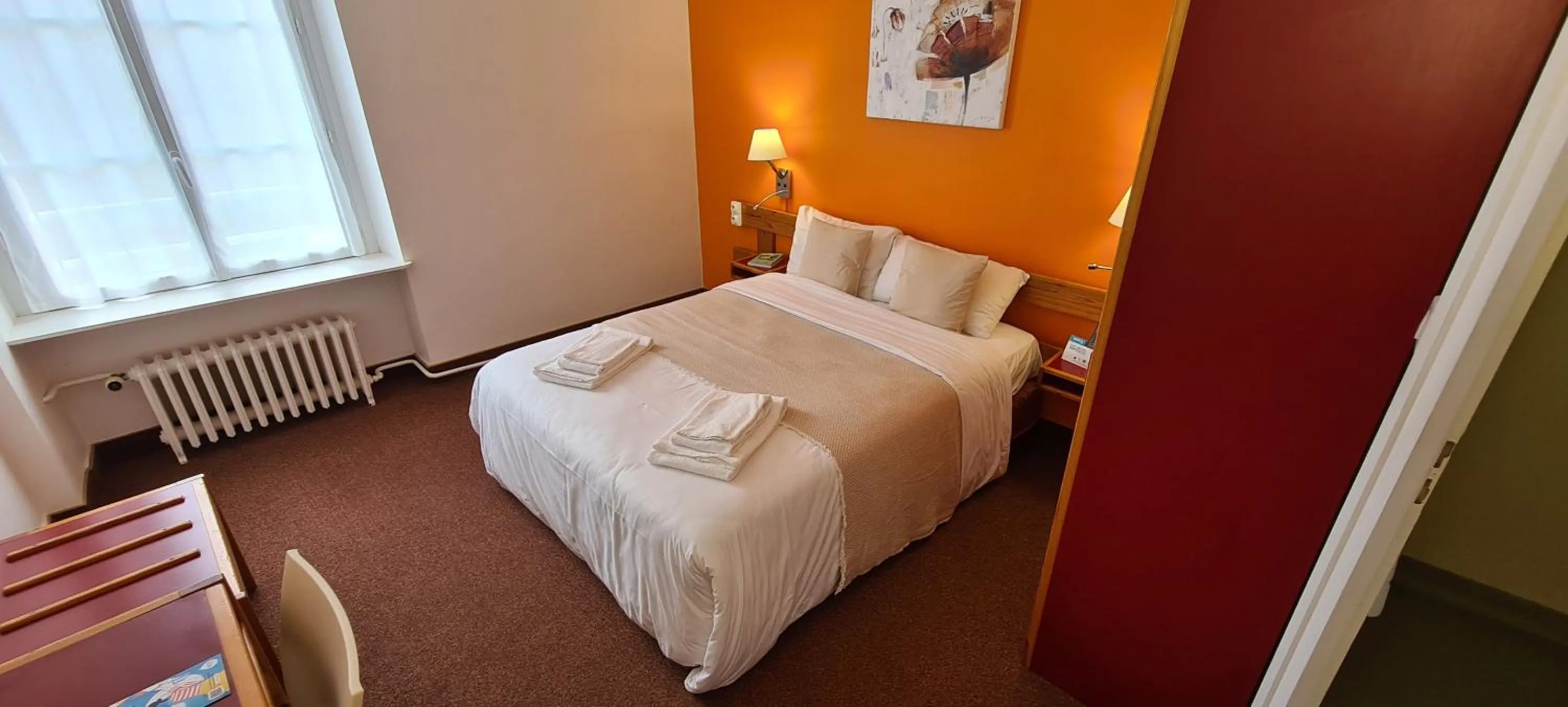 Bed in Le 120 - Groupe Logis Hotels - Ex Auberge la Terrasse