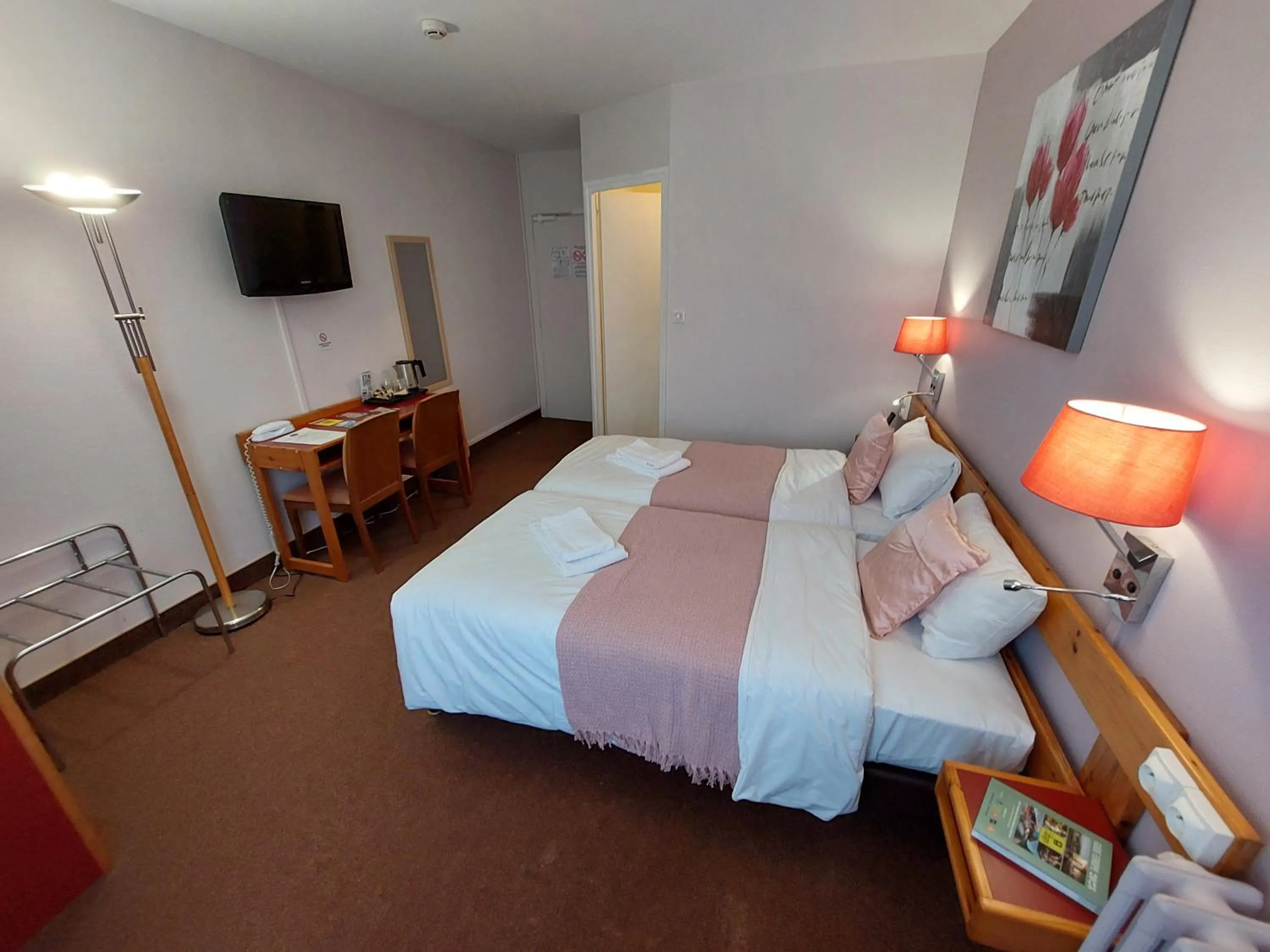 Bed in Le 120 - Groupe Logis Hotels - Ex Auberge la Terrasse