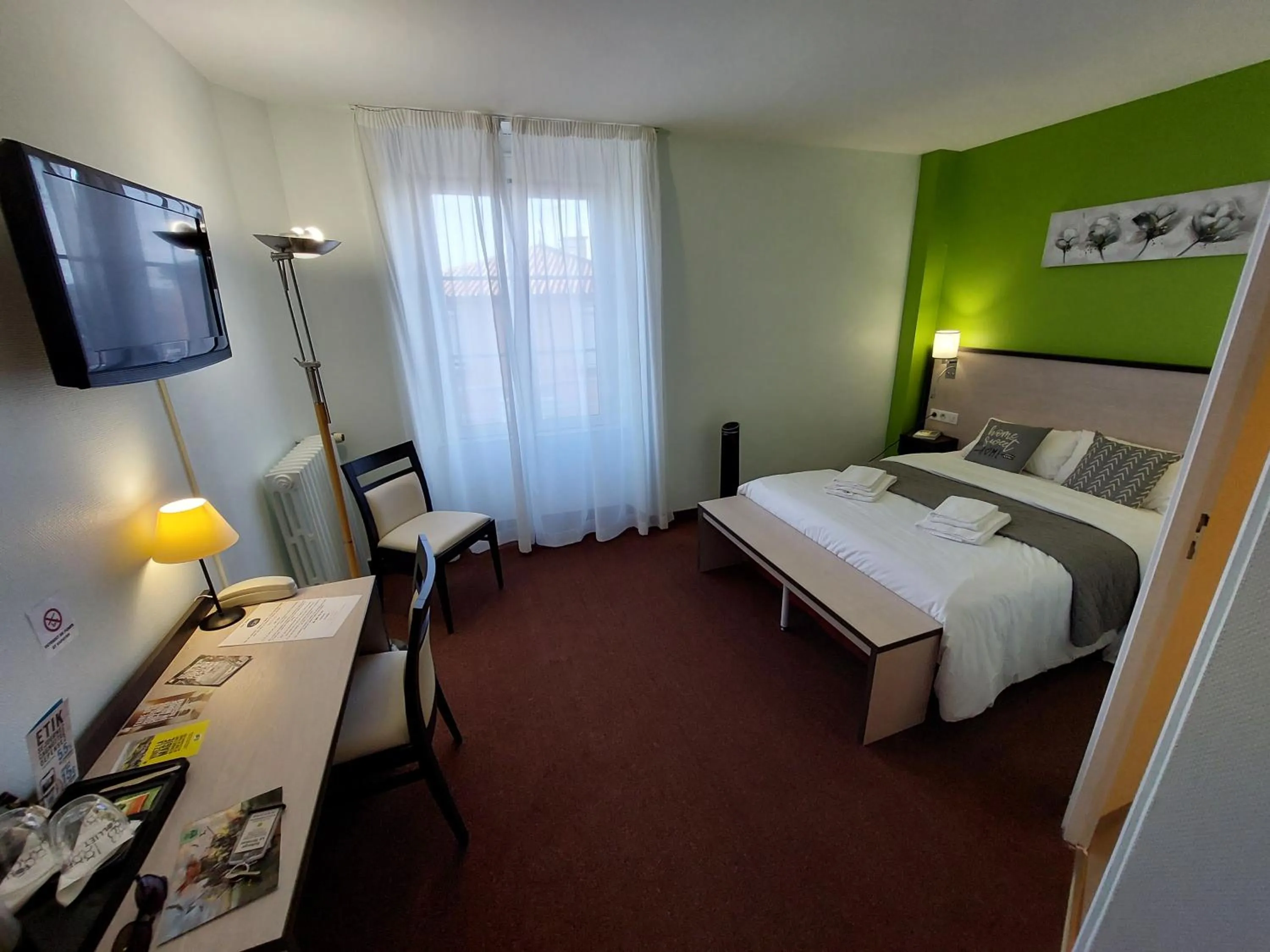 Bed in Le 120 - Groupe Logis Hotels - Ex Auberge la Terrasse