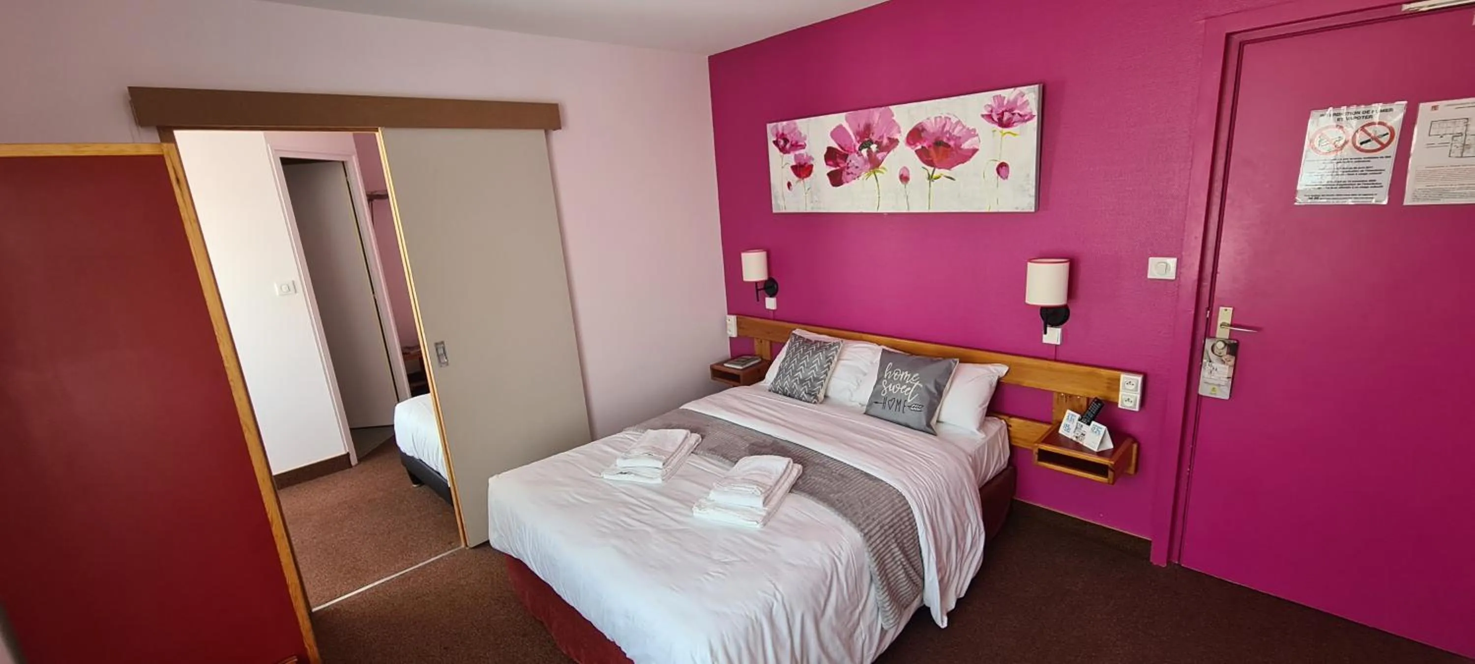 Bed in Le 120 - Groupe Logis Hotels - Ex Auberge la Terrasse