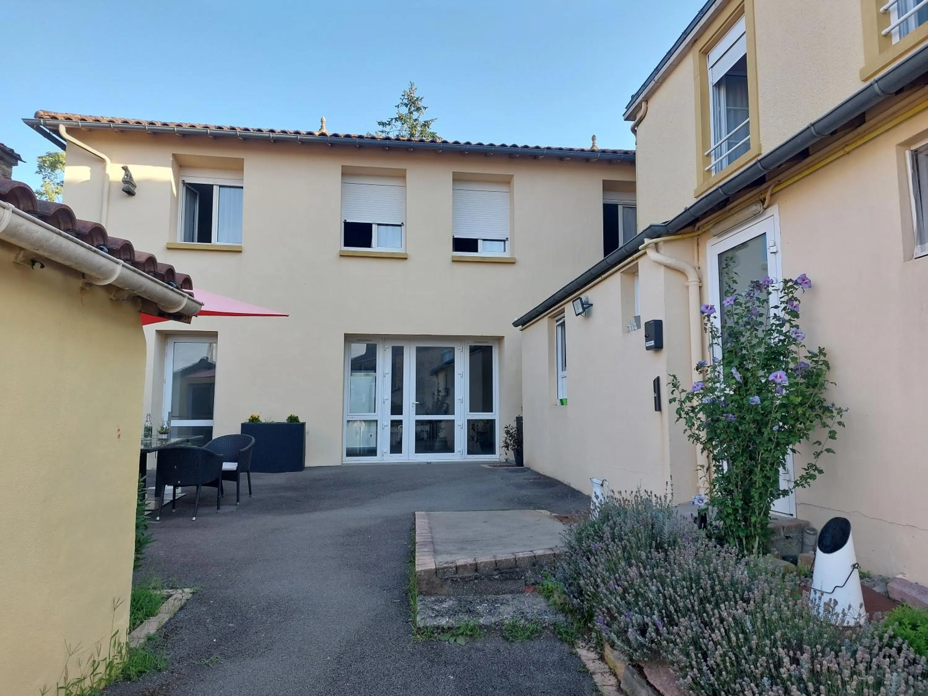 Patio in Le 120 - Groupe Logis Hotels - Ex Auberge la Terrasse