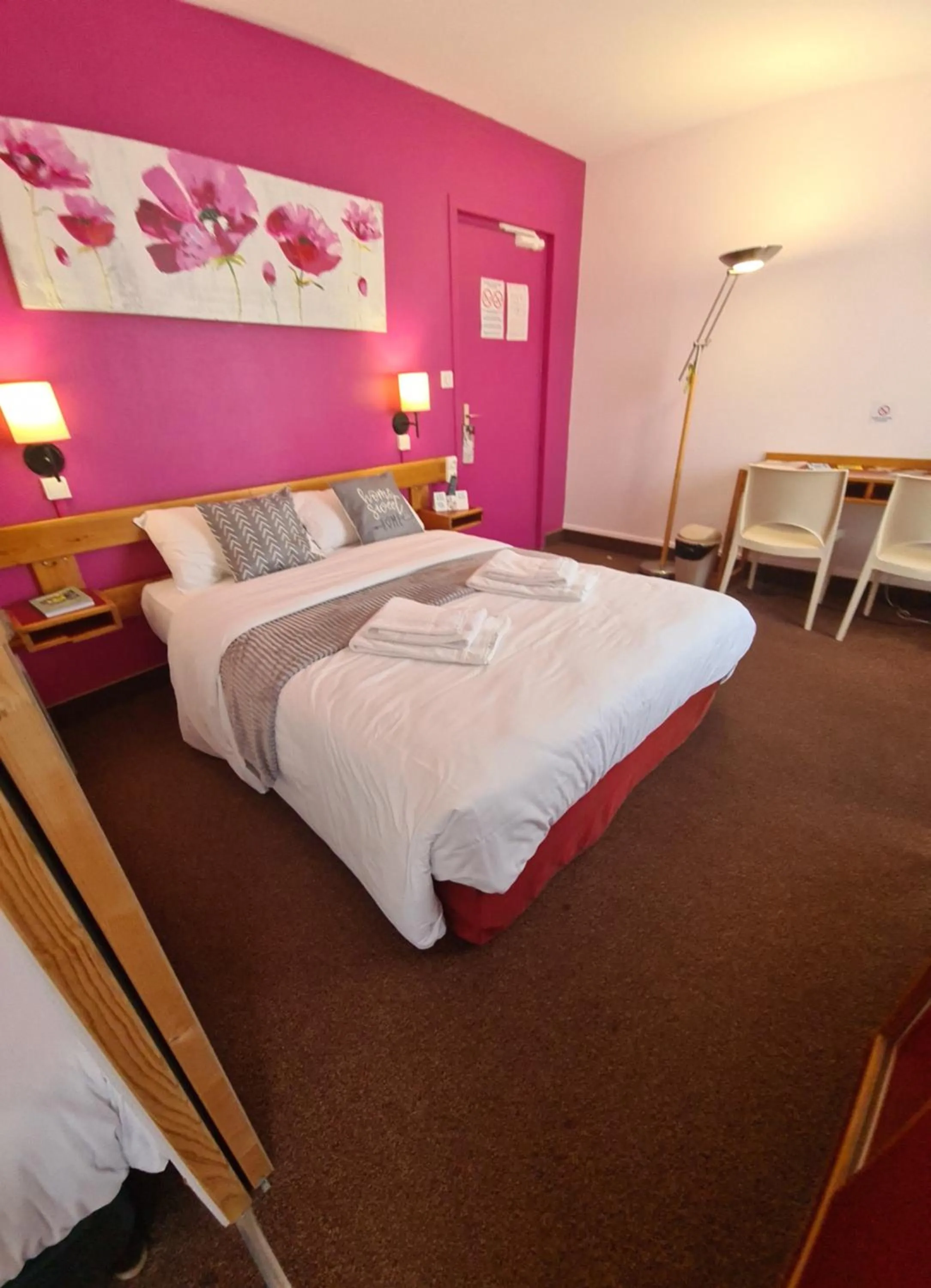 Bed in Le 120 - Groupe Logis Hotels - Ex Auberge la Terrasse