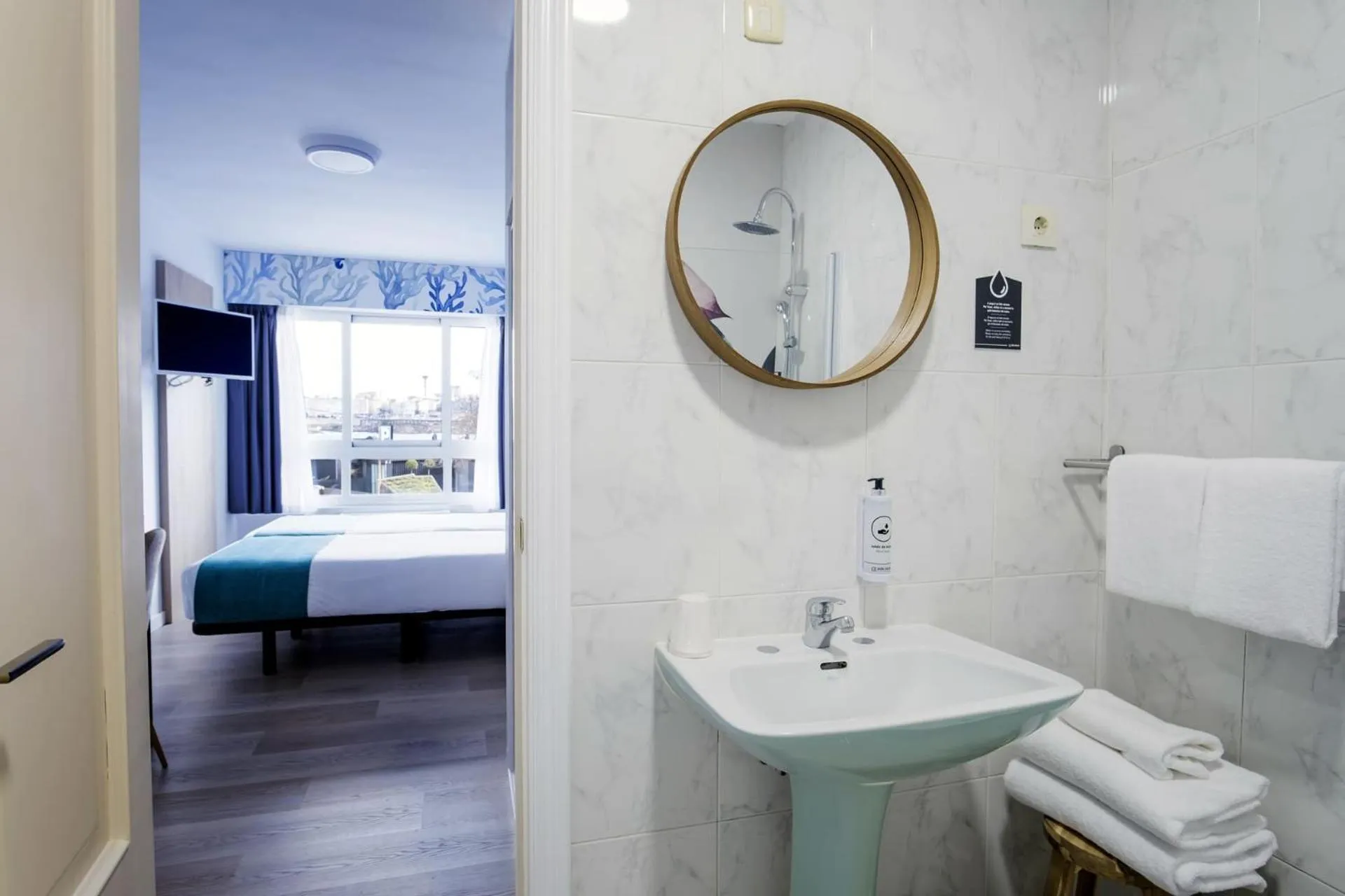 Bathroom, Bed in Hotel Alda Coruñamar