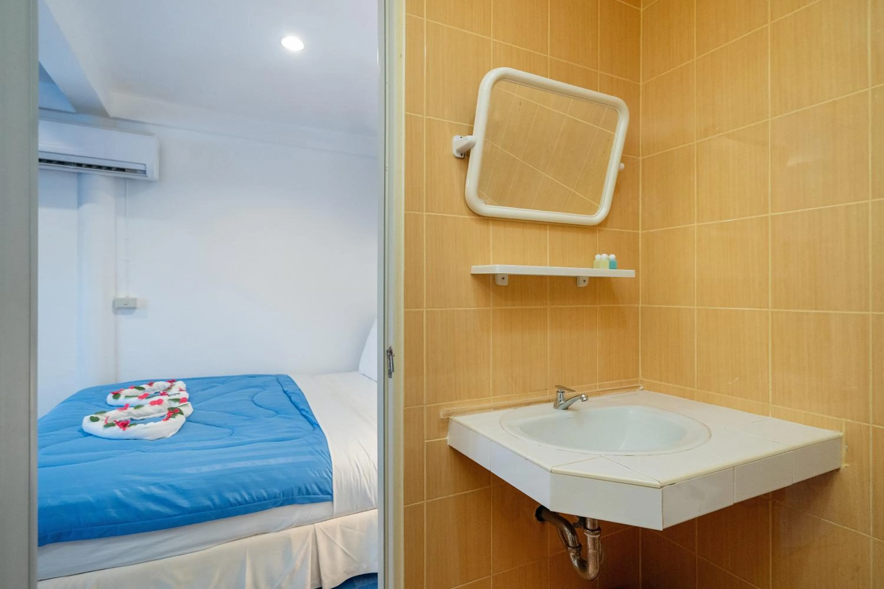 Bathroom, Bed in Oceanview Bungalows by EAT