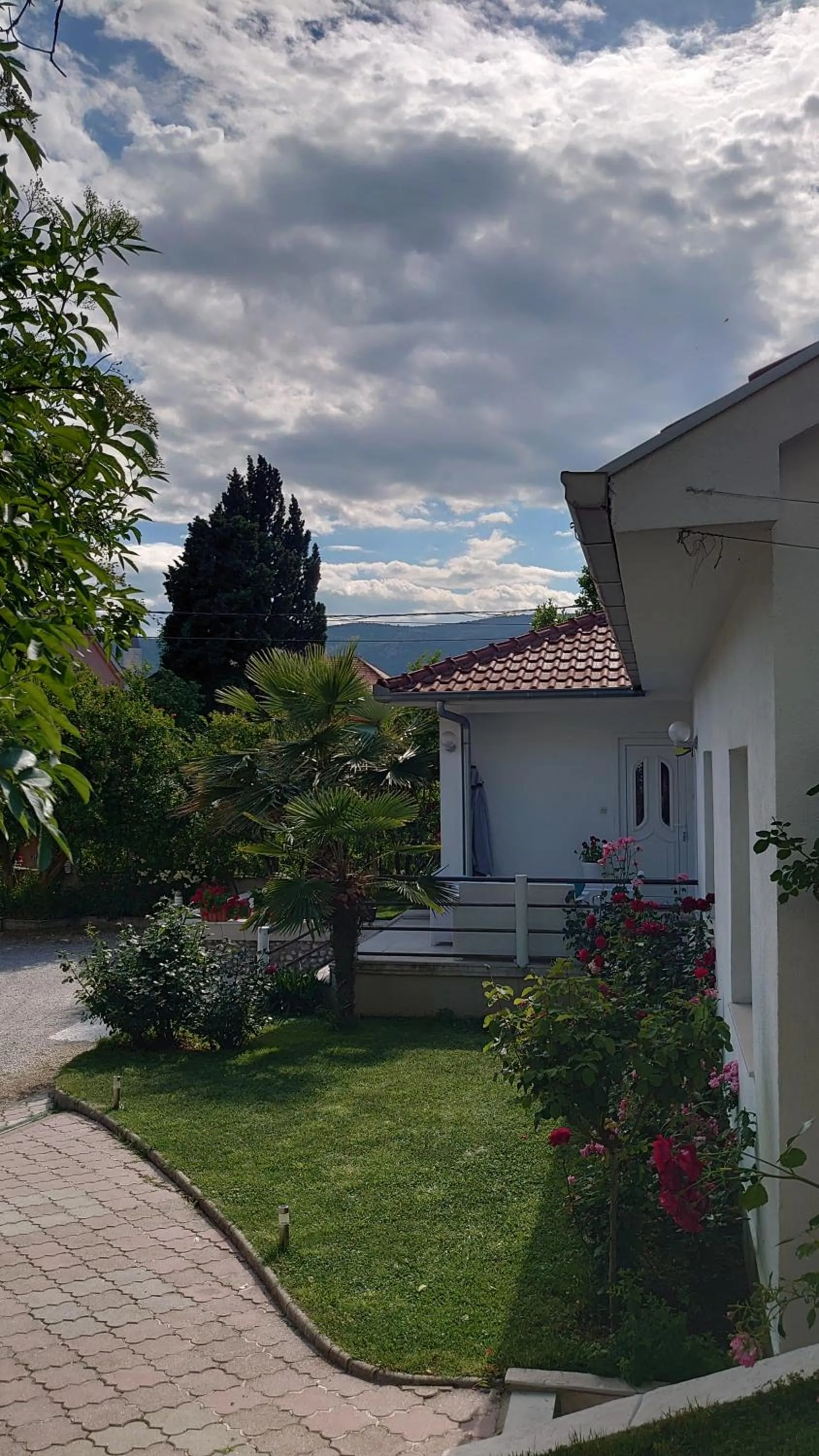 Garden in Apartments Tulipan - with free private parking garage