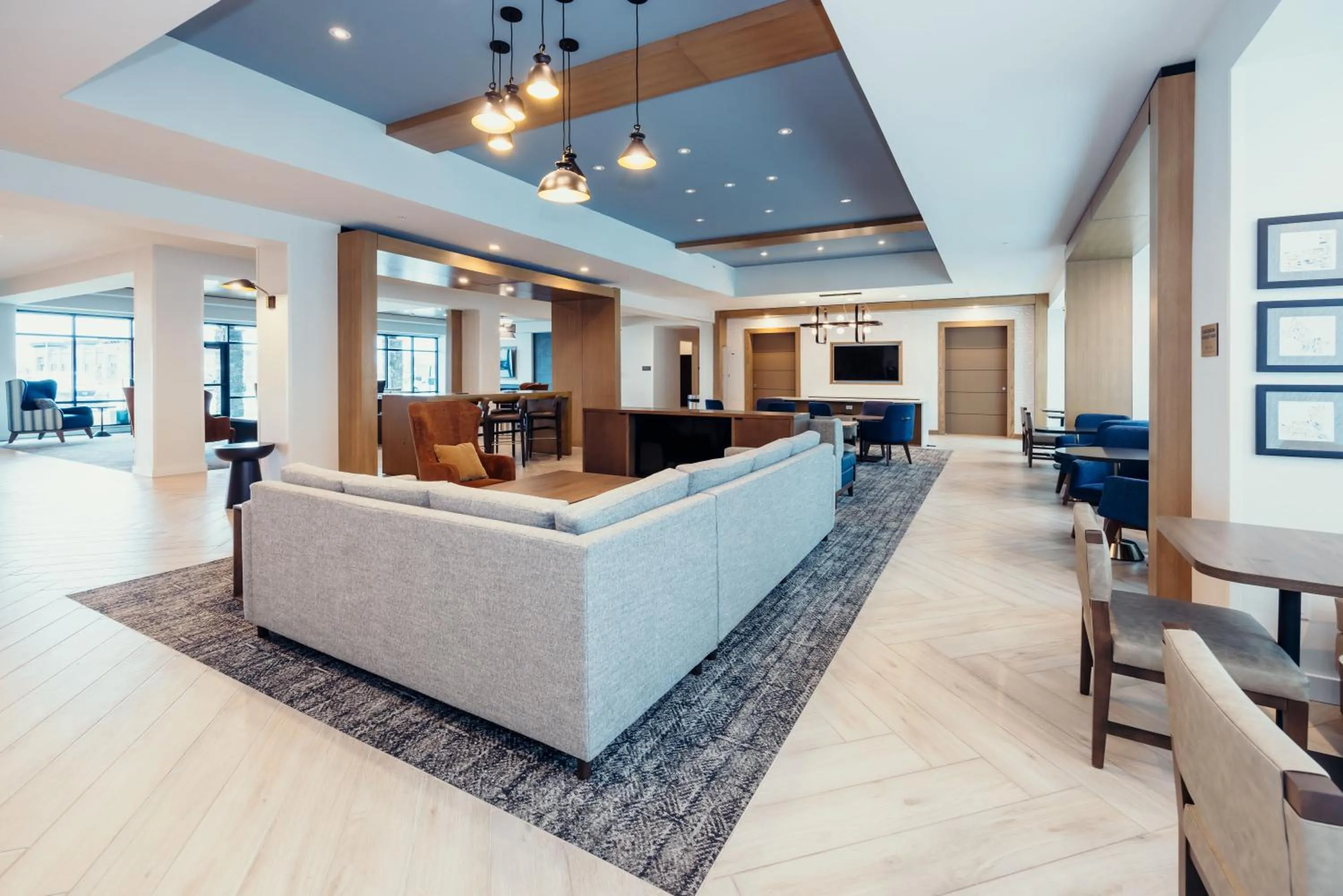 Lobby or reception in STAYBRIDGE SUITES Des Moines North - Ankeny by IHG