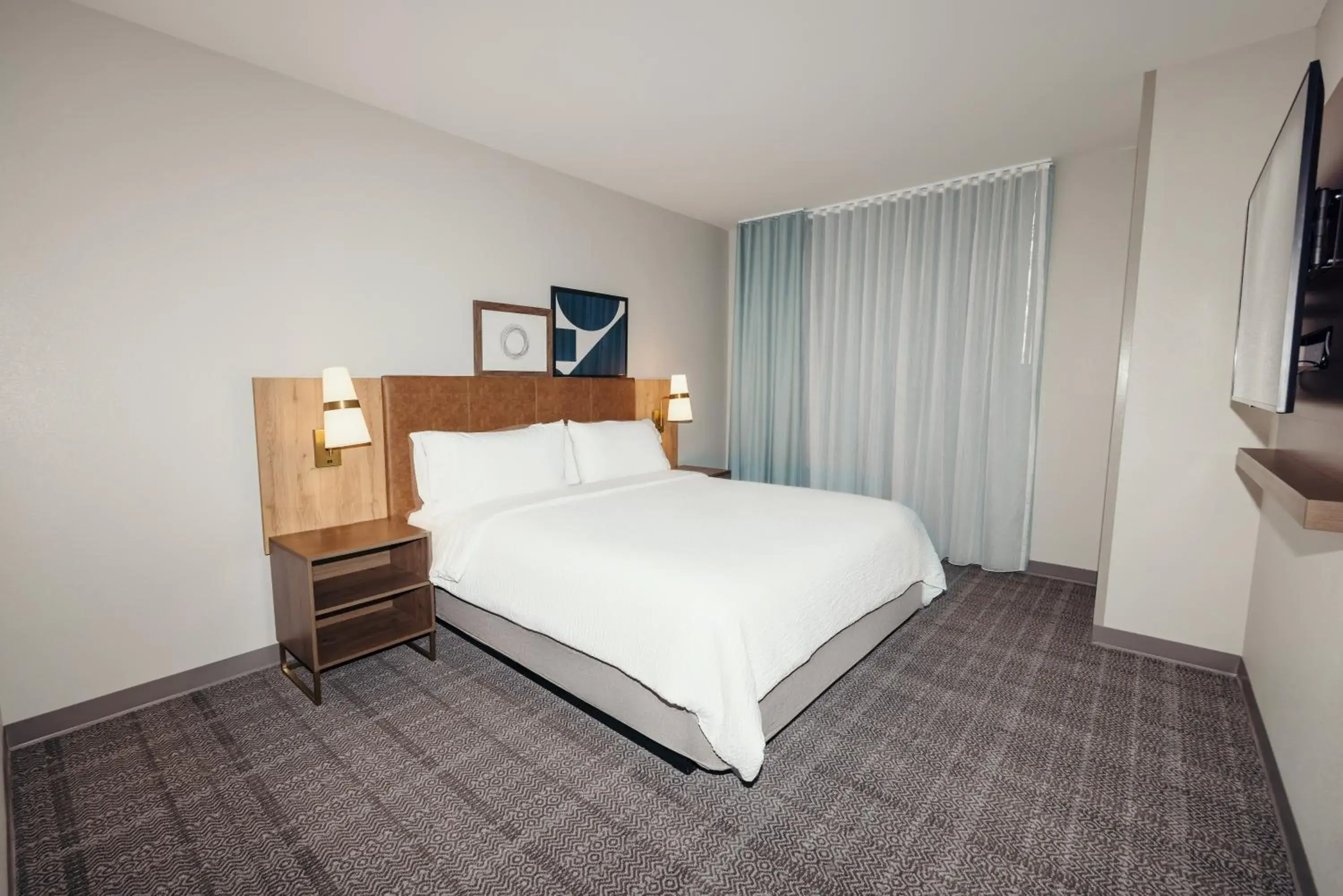 Bedroom, Bed in STAYBRIDGE SUITES Des Moines North - Ankeny by IHG Bedroom, Bed in STAYBRIDGE SUITES Des Moines North - Ankeny by IHG