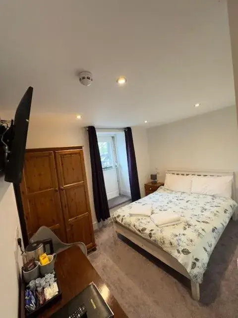 Small Double Room with Private Bathroom in The White Lion Hotel Small Double Room with Private Bathroom in The White Lion Hotel