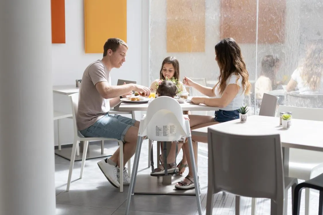 Restaurant/places to eat in Hotel Continental & Residence