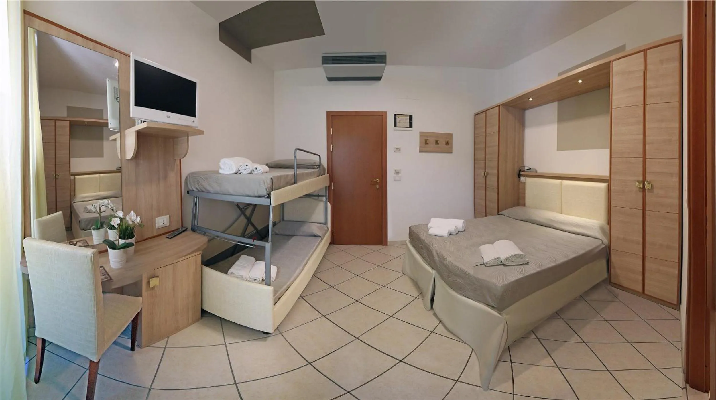 Photo of the whole room in Hotel Continental & Residence