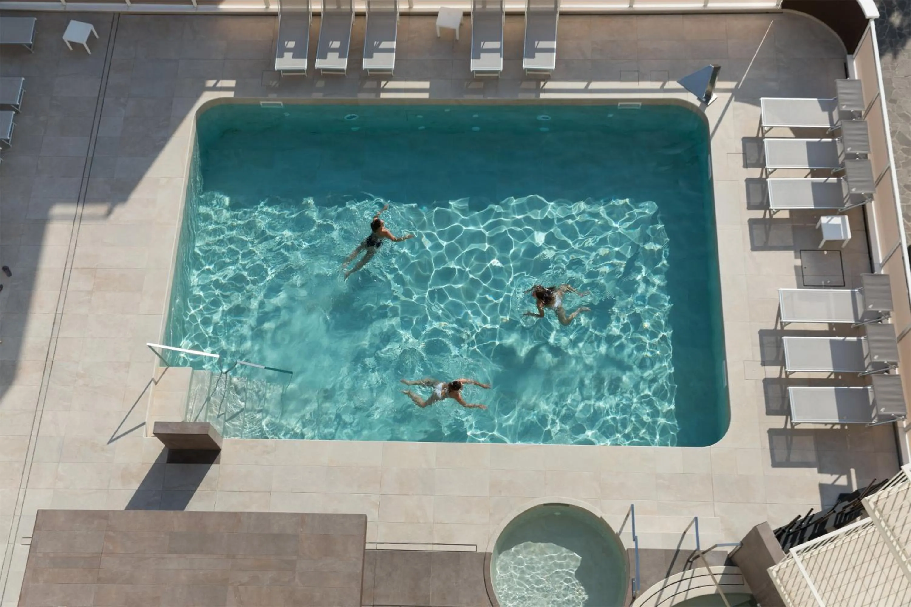 Swimming pool in Hotel Continental & Residence