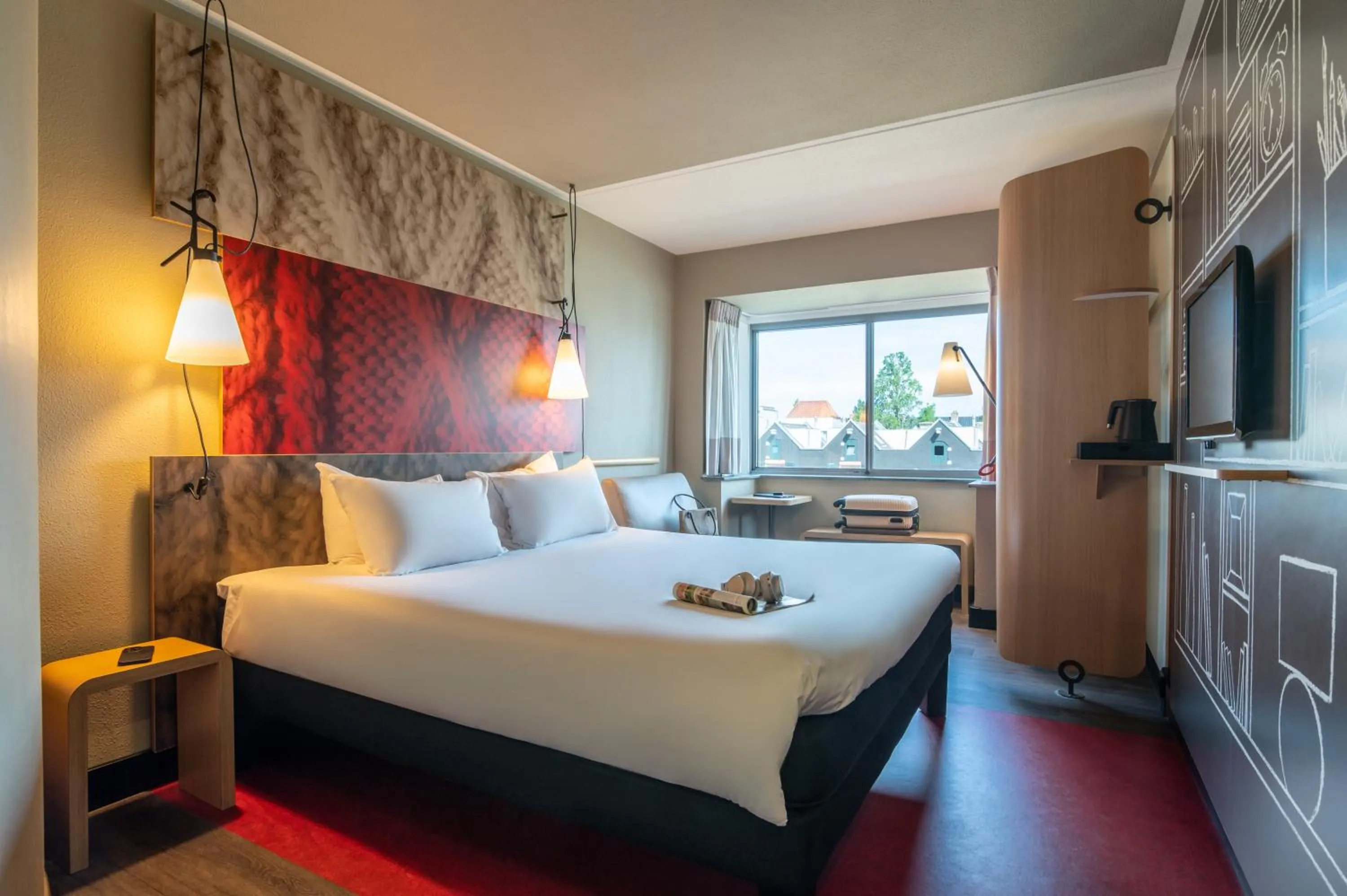 View (from property/room), Bed in ibis Amsterdam Centre Stopera