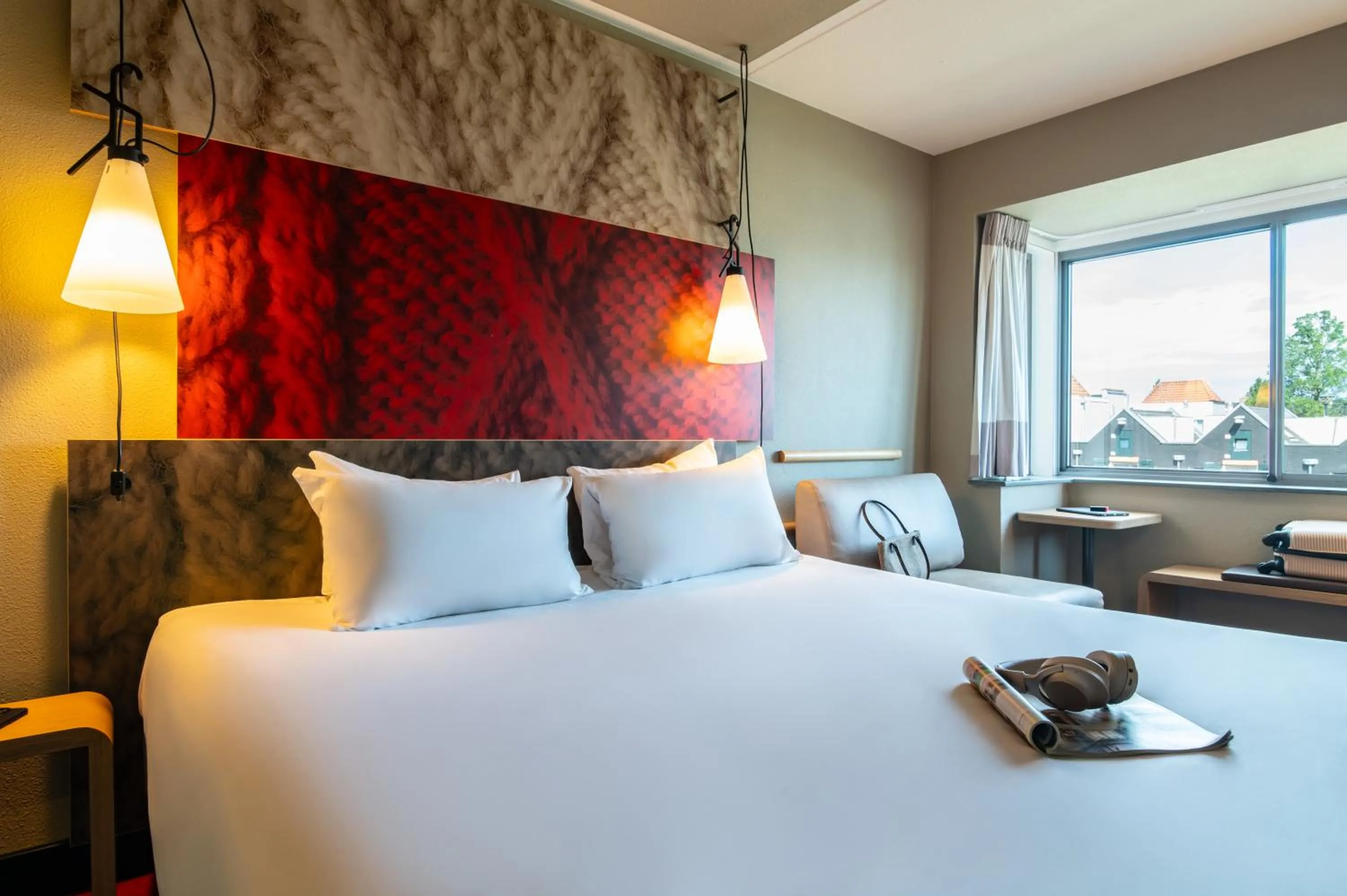 View (from property/room), Bed in ibis Amsterdam Centre Stopera