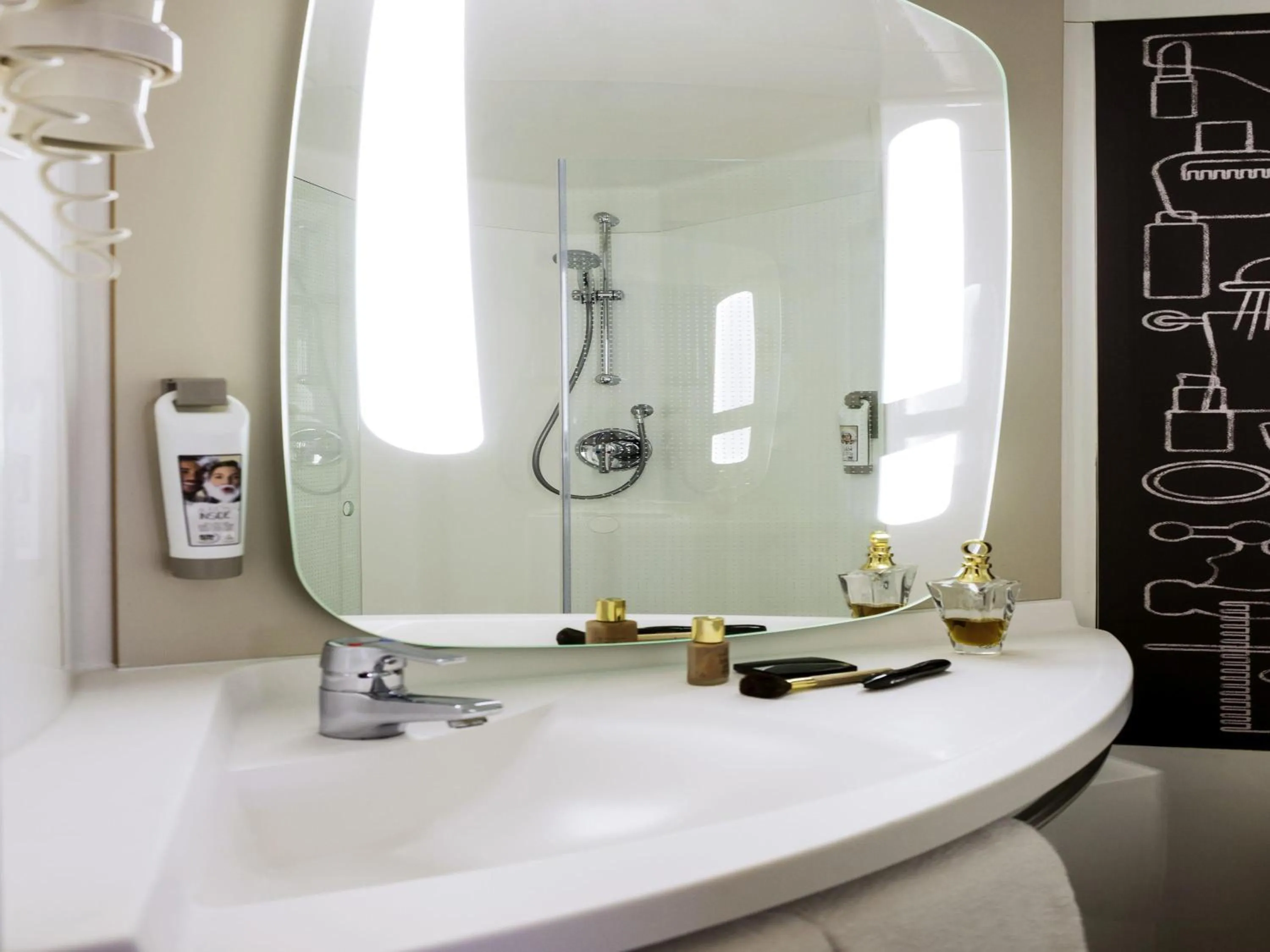 Bedroom in ibis Amsterdam Centre Stopera