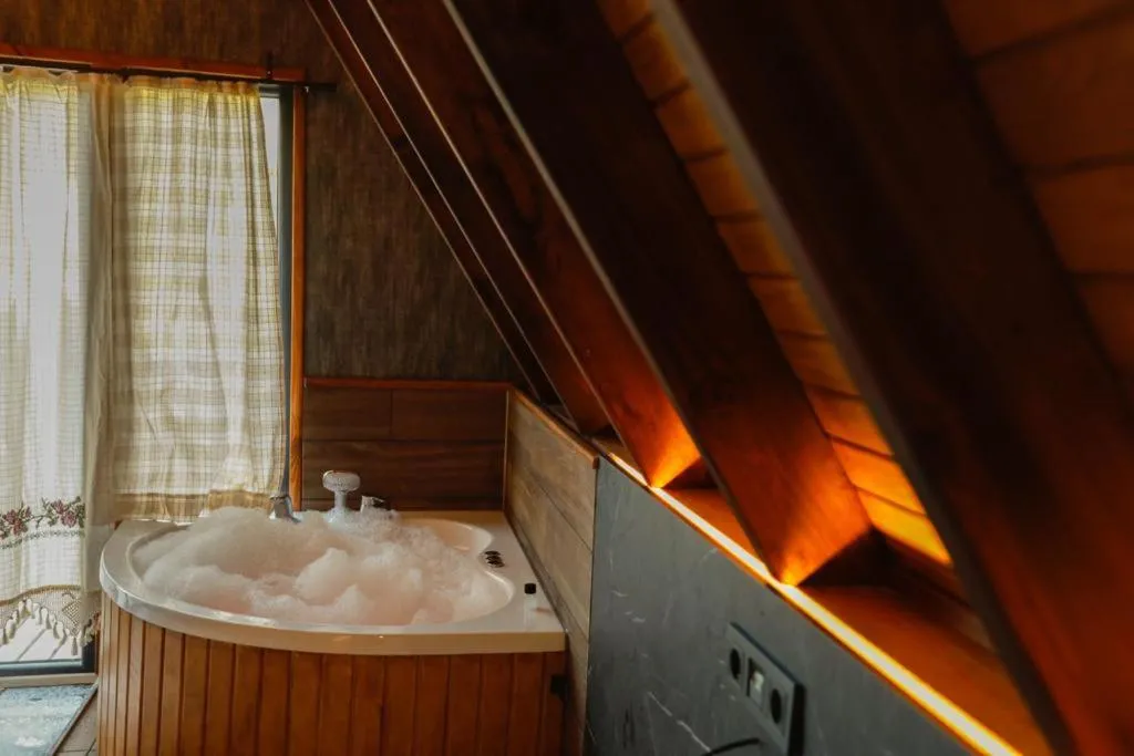 Hot Tub in Pafuli Bungalov