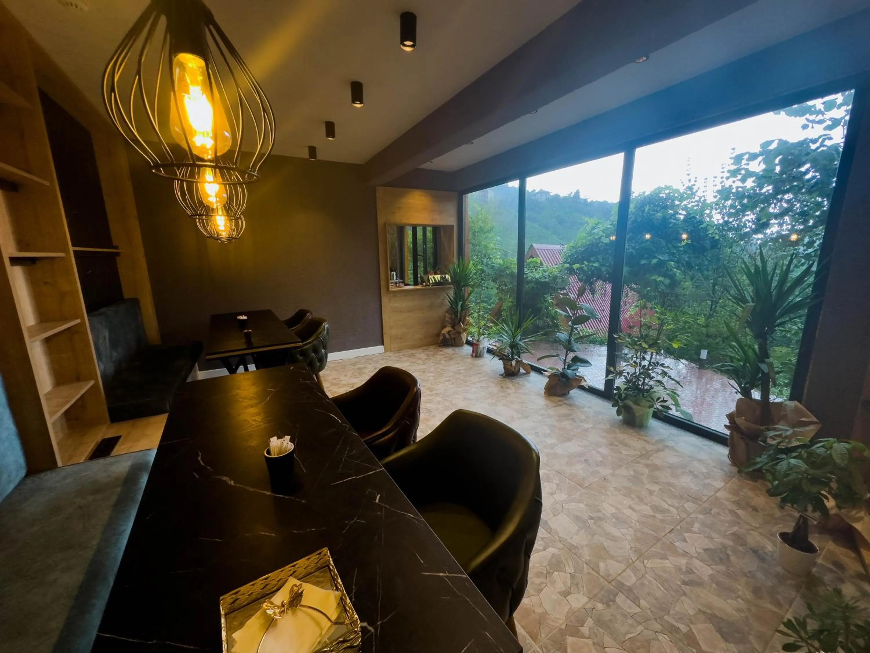 Restaurant/places to eat in Pafuli Bungalov