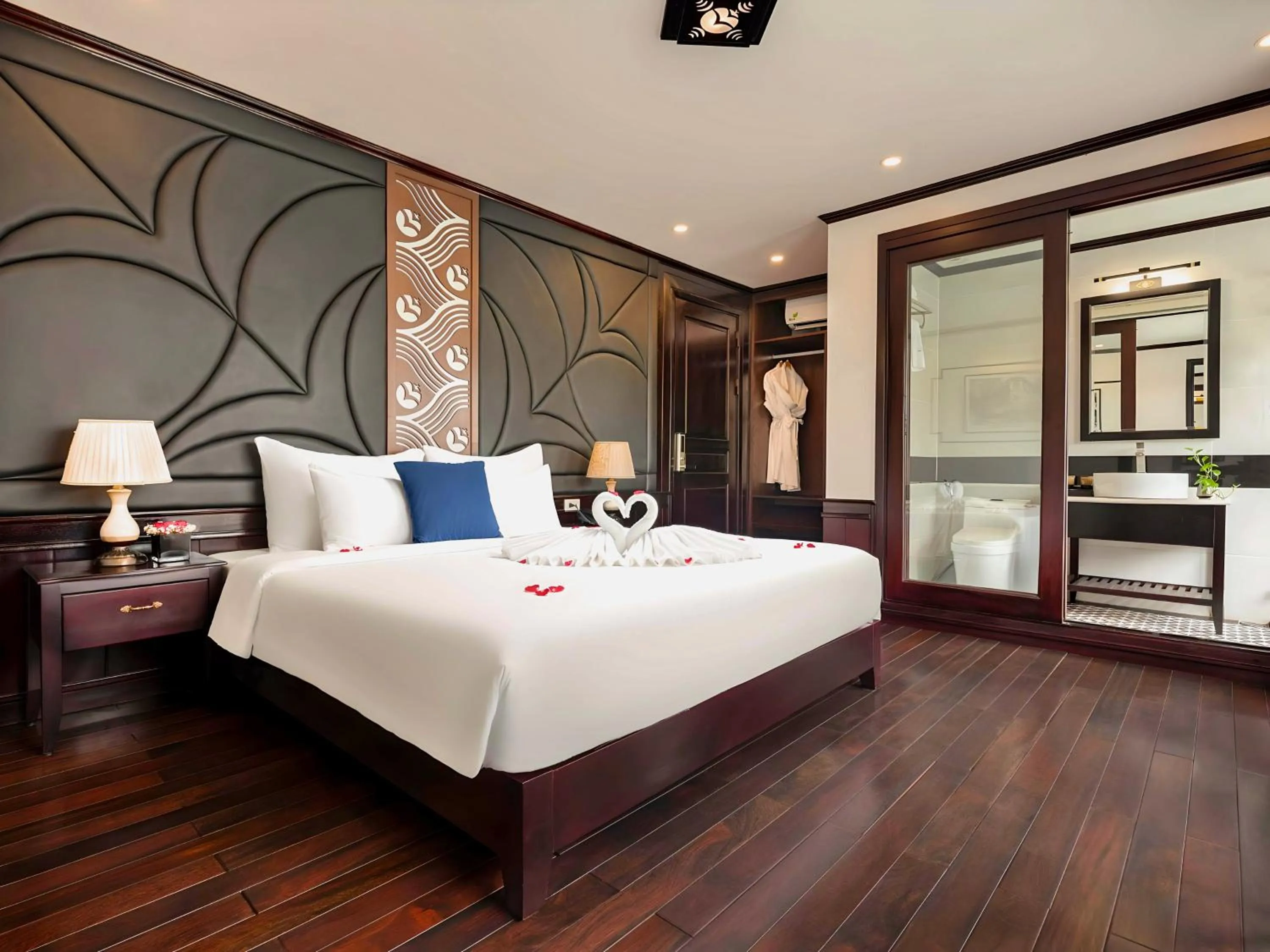 Bed in Le Journey Elegance Cruise