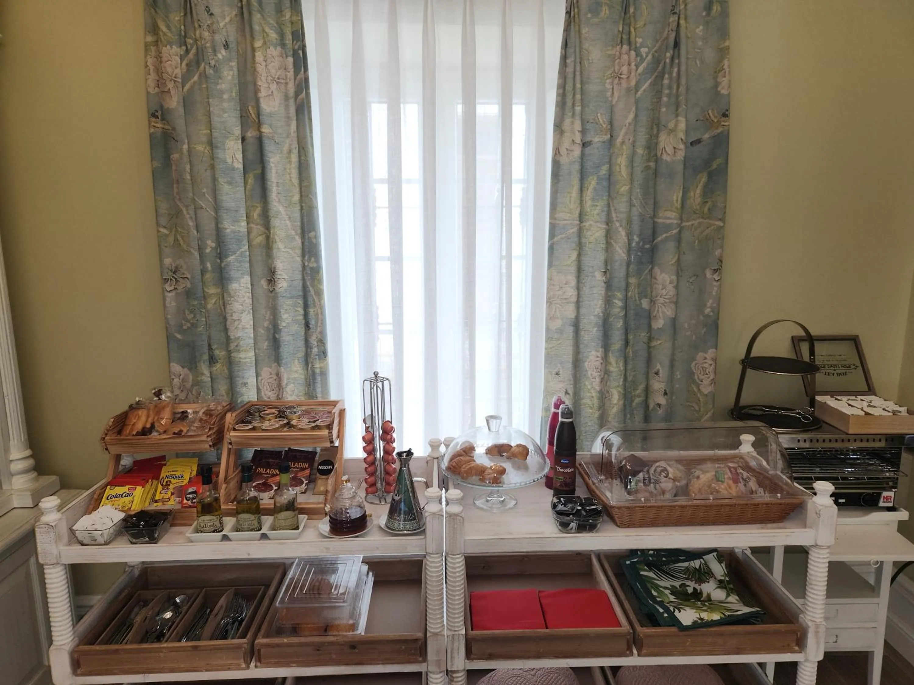 Buffet breakfast in Hotel Boutique iulia 5 Estrellas