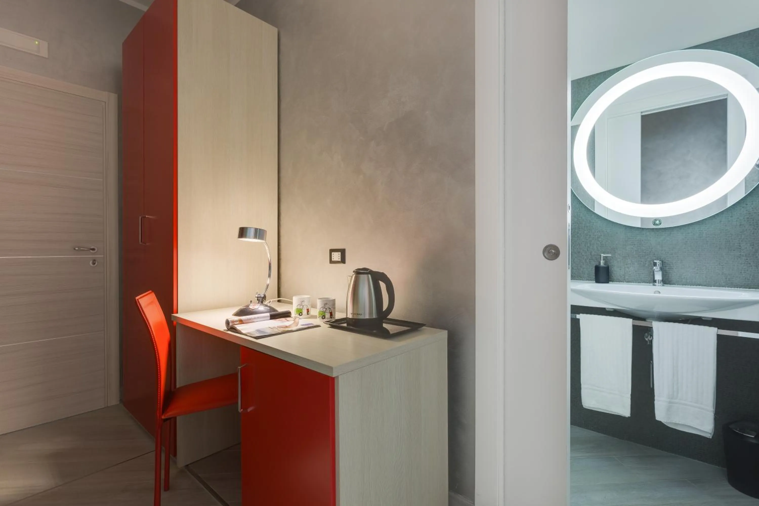 Coffee/tea facilities in Excellence Suite