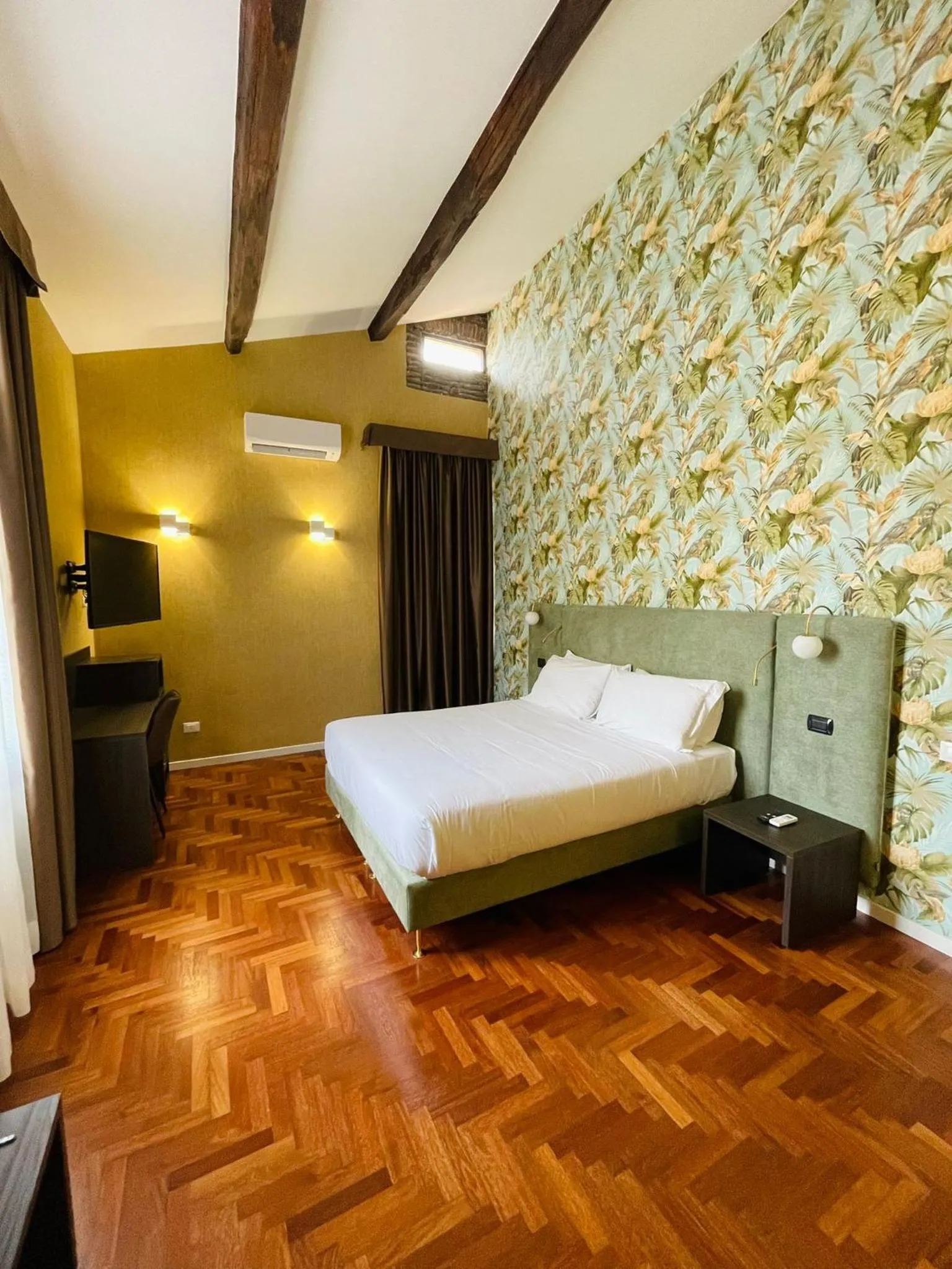 Photo of the whole room, Bed in Excellence Suite