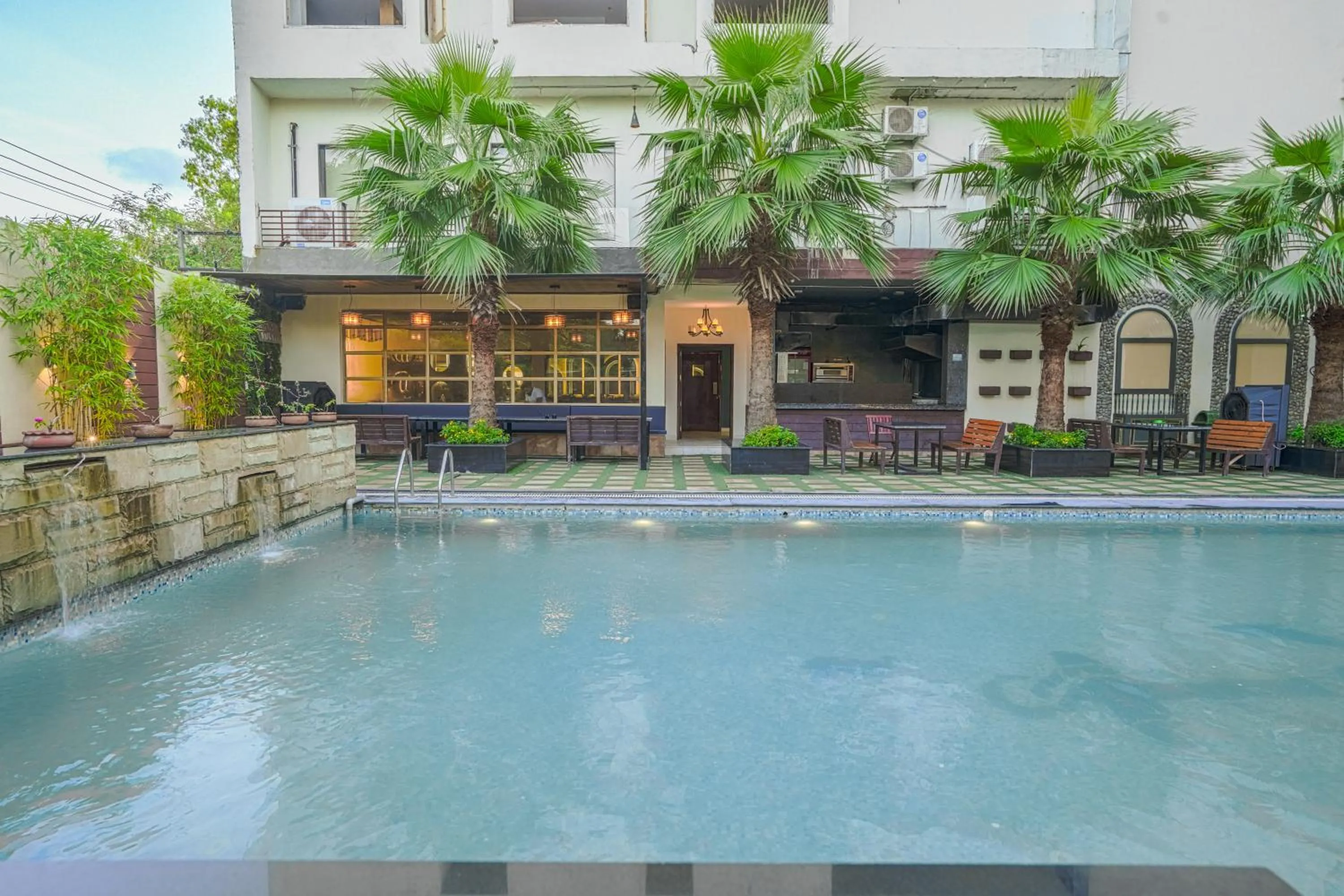 Swimming pool in Hotel Escala By Levelup