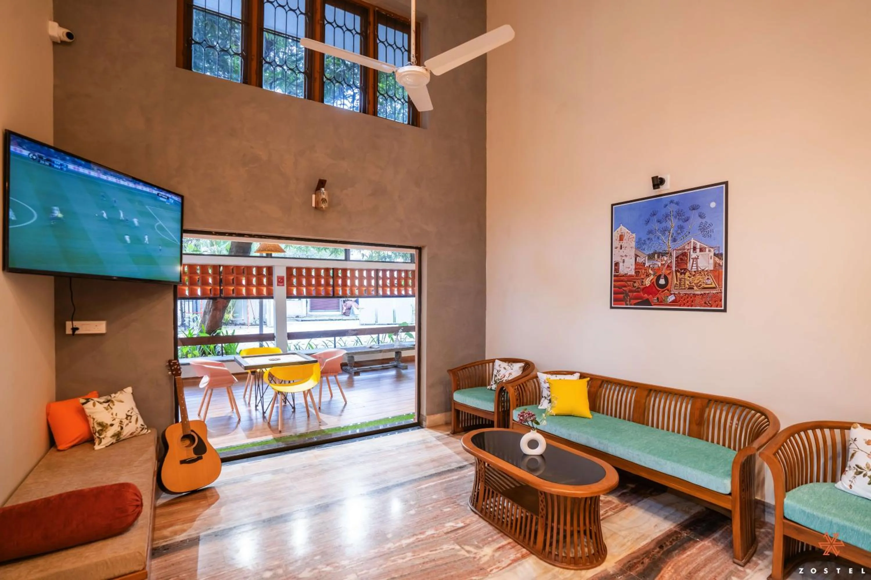 Communal lounge/ TV room in Zostel Kochi (Ernakulam)