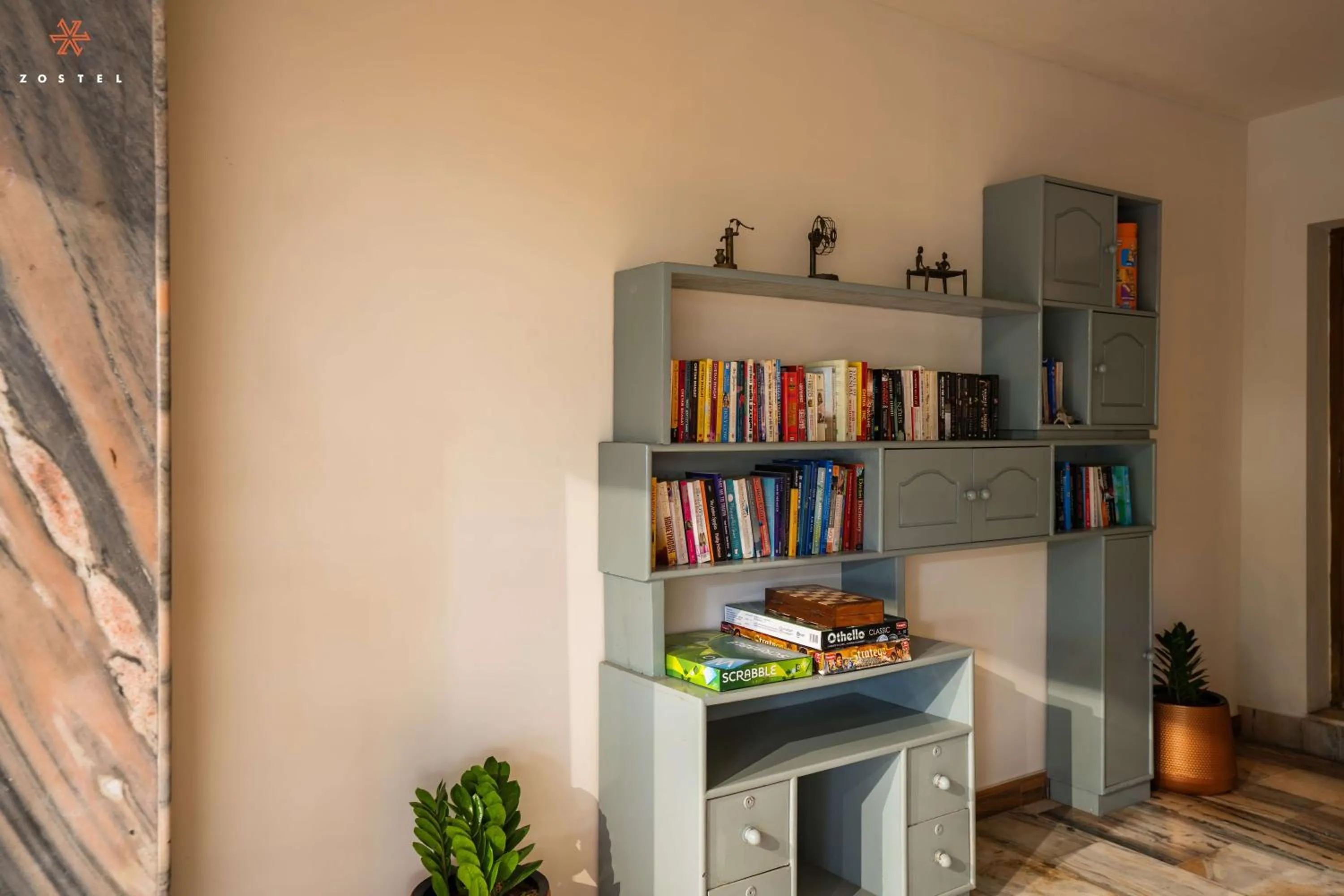 Library in Zostel Kochi (Ernakulam)